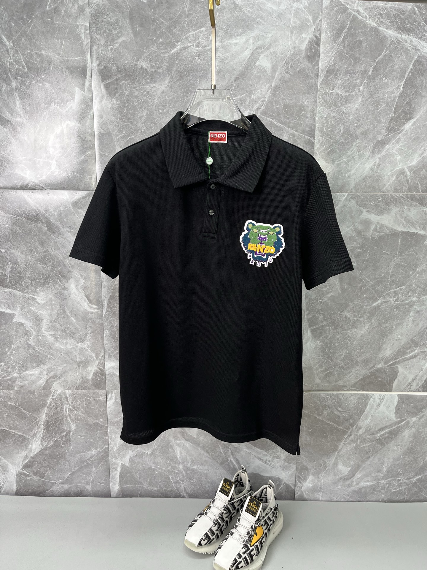NO:912583,KENZO Kenzo 2026 spring and summer new polo shirt business casual lapel short-sleeved T-shirt [flocked small logo] The exquisite and fitted tailoring sets off the minimalist design style, showing the elegant style at a glance!  High gram weight 260g pure cotton pique fabric, the quality is supreme, the materials used will never disappoint, the fabric surface is fine and smooth, soft and skin-friendly, the cotton is full, with elasticity, the upper body is high-end and crisp and stylish at the same time, sizes M-3XL, T-shirt, tees, t-shirt,19860909KENZO高田贤三 2026春夏新款polo衫商务休闲翻领短袖T恤【植绒小logo】精致合体的剪裁版型衬托出了极简主义的设计风格,把优雅风展露的一览无余！高克重260g纯棉珠地面料,品质至上,用料永远不会让人失望,布面精细光滑,柔软亲肤,棉质饱满,附有弹力 ,上身高档的同时又挺括有型,尺码M-3XL,,T-shirt,tees，t-shirt,,Men's clothing