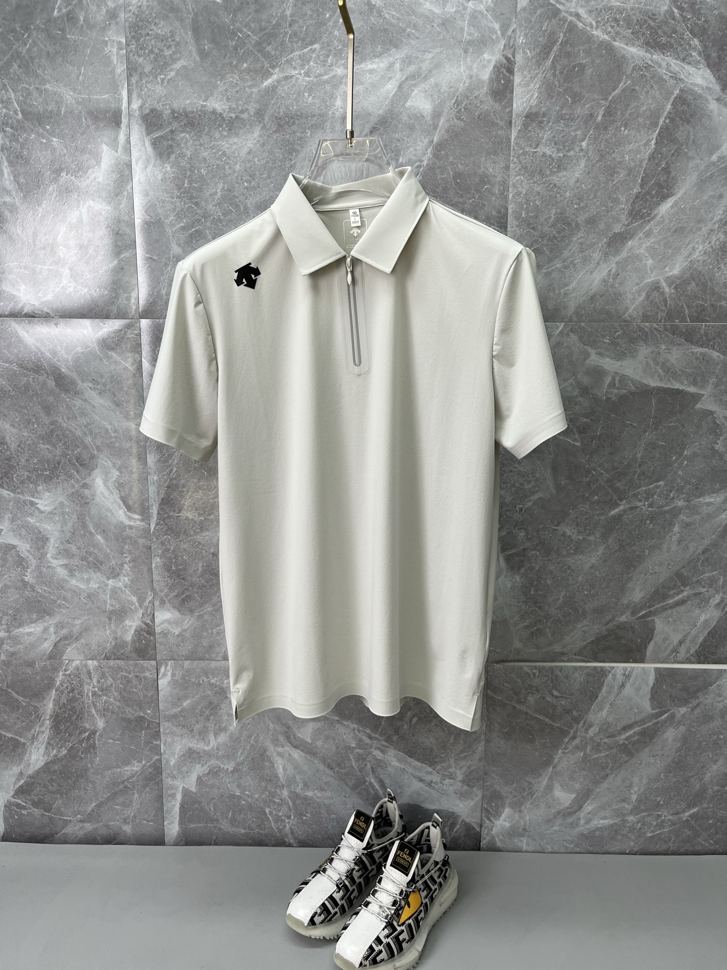 NO:936526,DESCENTE men's 2026 spring and summer new short-sleeved lapel polo shirt, men's elegant and stylish first choice for spring and summer short-sleeved lapel, a high-end simple series of polo shirts that can be worn all year round!  The upper body is crisp and stylish, and it doesn’t look out of place when worn alone!  Size M-3XL, next day shipping, T-shirt,19860909DESCENTE迪桑特 男款2026春夏新款短袖翻领Polo衫,男人春夏季优雅高大尚首选单品短袖翻领,可以穿一整年的polo衫高端简约系列 ！上身挺括有型,单穿内搭毫无违和感！码数Ｍ-3XL,隔天出货,,T-shirt,,Men's clothing