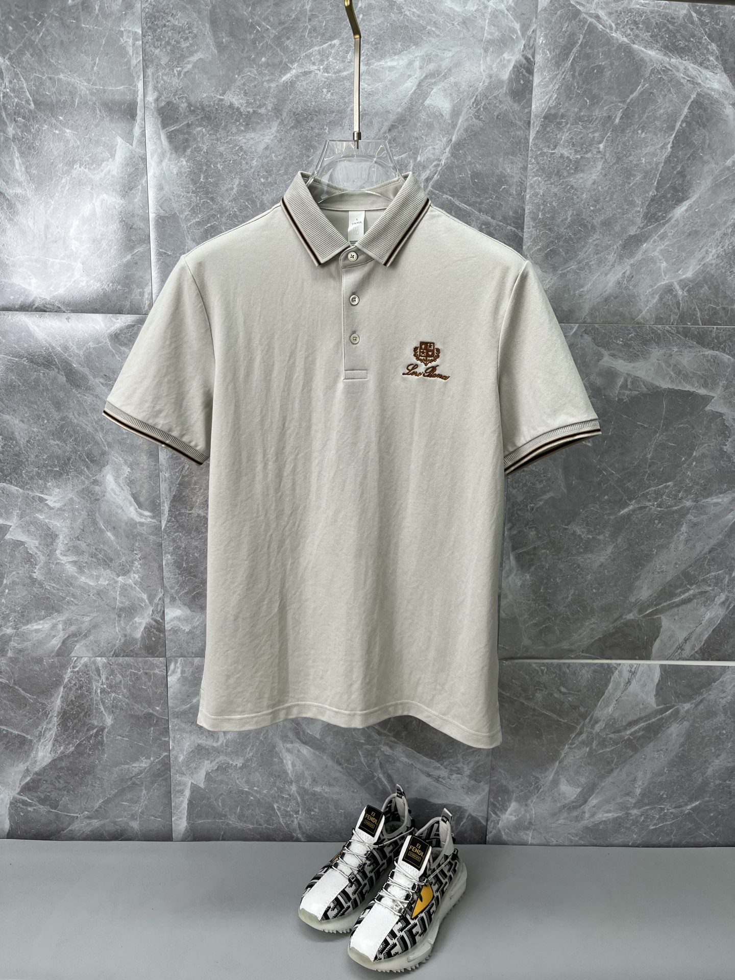 NO:936528,LP Nuoyoupanya men's 2026 spring and summer new short-sleeved lapel polo shirt, men's elegant and stylish first choice in spring and summer short-sleeved lapel, a high-end simple series of polo shirts that can be worn all year round!  The upper body is crisp and stylish, and it doesn’t look out of place when worn alone!  Size M-3XL, next day shipping, loro piana, T-shirt,19860909LP诺悠翩雅 男款2026春夏新款短袖翻领Polo衫,男人春夏季优雅高大尚首选单品短袖翻领,可以穿一整年的polo衫高端简约系列 ！上身挺括有型,单穿内搭毫无违和感！码数Ｍ-3XL,隔天出货,,loro piana,T-shirt,,Men's clothing