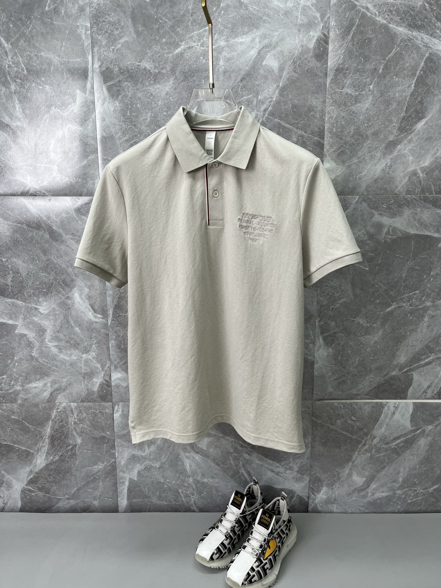 NO:936530,MONCLER Men's 2026 spring and summer new short-sleeved lapel polo shirt, men's elegant and stylish first choice for spring and summer. Short-sleeved lapel, a high-end simple series of polo shirts that can be worn all year round!  The upper body is crisp and stylish, and it doesn’t look out of place when worn alone!  Size M-3XL, next day shipping, Moncler, T-shirt,19860909MONCLER蒙口 男款2026春夏新款短袖翻领Polo衫,男人春夏季优雅高大尚首选单品短袖翻领,可以穿一整年的polo衫高端简约系列 ！上身挺括有型,单穿内搭毫无违和感！码数Ｍ-3XL,隔天出货,,Moncler,T-shirt,,Men's clothing