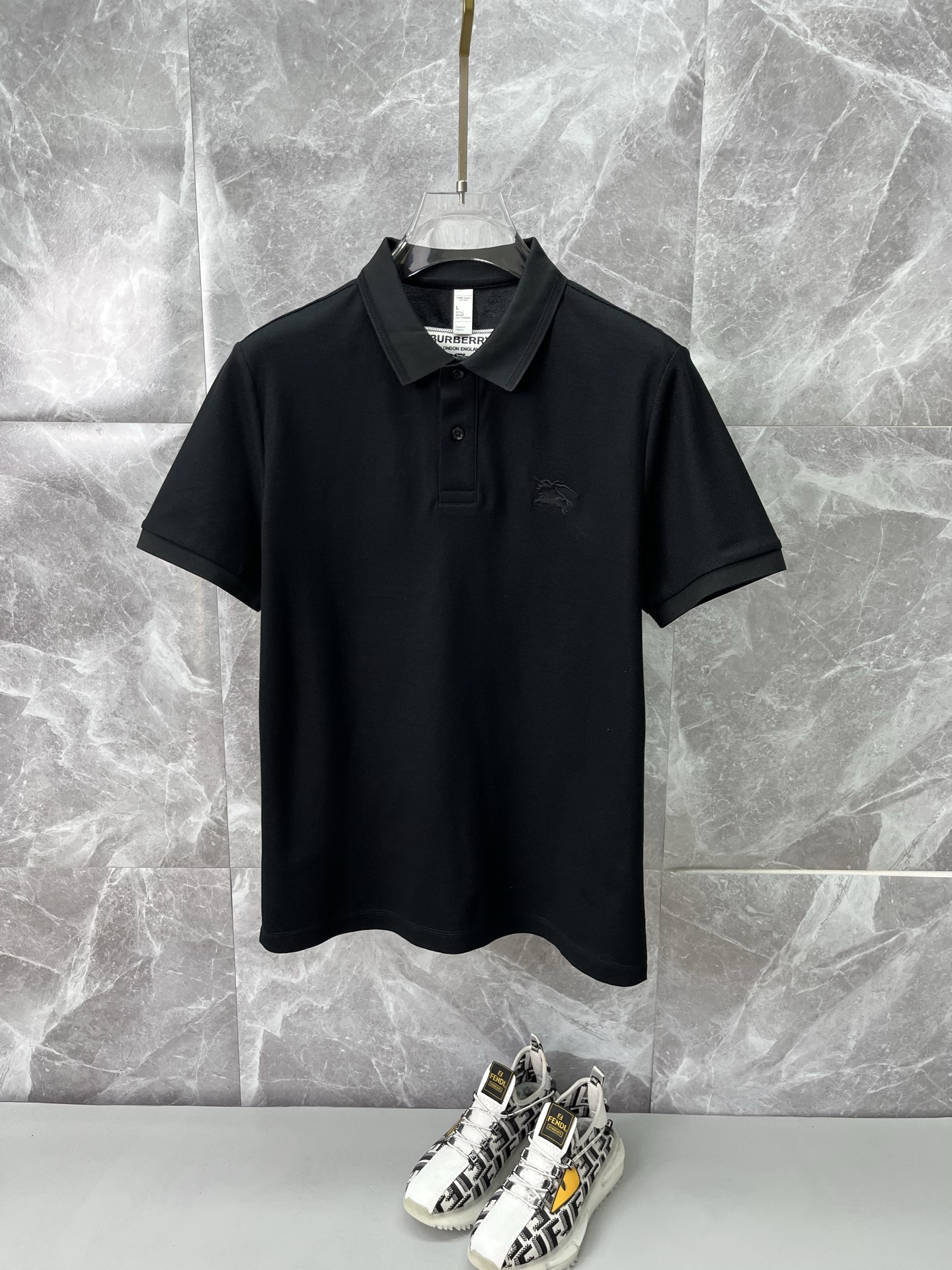 NO:936532,BURBERRY men's 2026 spring and summer new short-sleeved lapel polo shirt, men's elegant and stylish first choice for spring and summer short-sleeved lapel, a high-end simple series of polo shirts that can be worn all year round!  The upper body is crisp and stylish, and it doesn’t look out of place when worn alone!  Size M-3XL, next day shipping, burberry, burberry, T-shirt,19860909BURBERRY巴宝莉 男款2026春夏新款短袖翻领Polo衫,男人春夏季优雅高大尚首选单品短袖翻领,可以穿一整年的polo衫高端简约系列 ！上身挺括有型,单穿内搭毫无违和感！码数Ｍ-3XL,隔天出货,,burberry,burberry,T-shirt,,Men's clothing