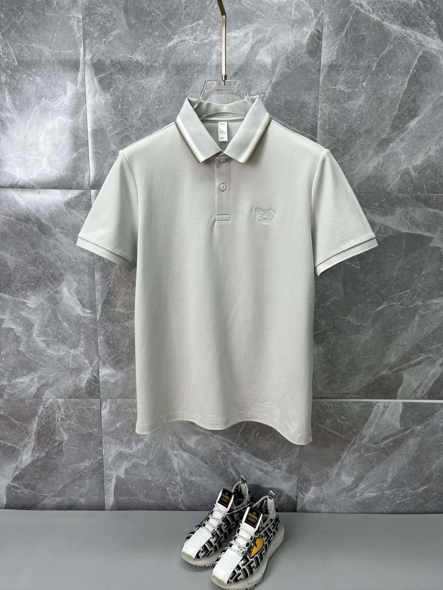 NO:936534,PRADA Men's 2026 Spring and Summer New Short-Sleeved Lapel Polo Shirt, a high-end simple series of polo shirts that are the first choice for men who are elegant and stylish in spring and summer!  The upper body is crisp and stylish, and it doesn’t look out of place when worn alone!  Size M-3XL, next day shipping, prada, prada, T-shirt,19860909PRADA普拉达 男款2026春夏新款短袖翻领Polo衫,男人春夏季优雅高大尚首选单品短袖翻领,可以穿一整年的polo衫高端简约系列 ！上身挺括有型,单穿内搭毫无违和感！码数Ｍ-3XL,隔天出货,,prada,prada,T-shirt,,Men's clothing