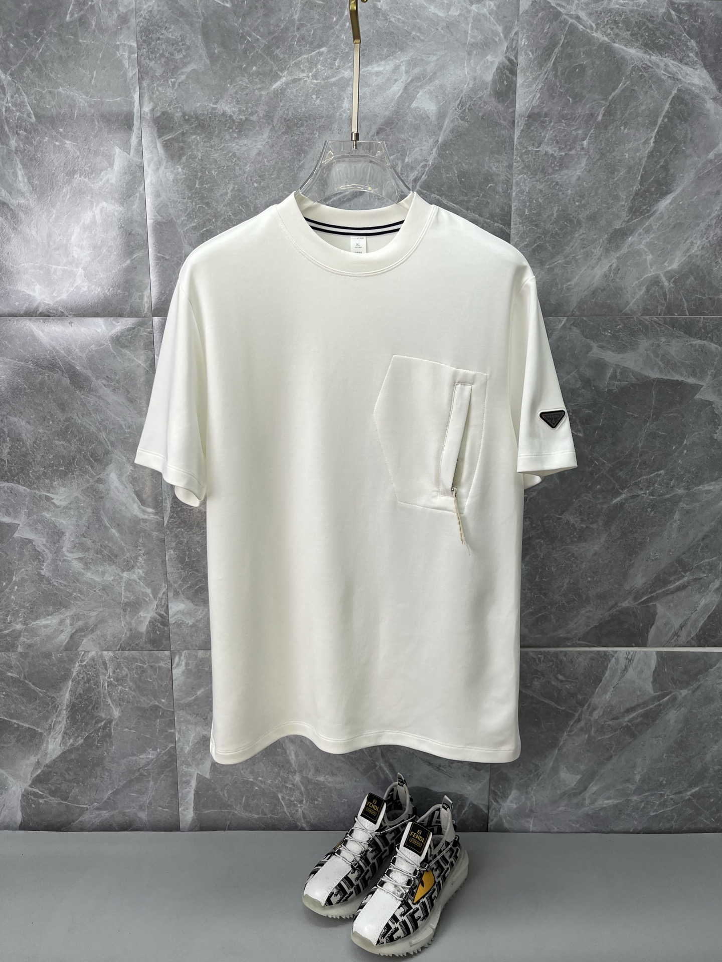 NO:936536,PRADA Men's 2026 spring and summer new short-sleeved T-shirts, men's elegant and stylish first-choice short-sleeved T-shirts in spring and summer, a high-end simple series of T-shirts that can be worn all year long!  The upper body is crisp and stylish, and it doesn’t look out of place when worn alone!  Size M-3XL, next day shipping, prada, prada, T-shirt, tees, t-shirt,19860909PRADA普拉达 男款2026春夏新款短袖T恤衫,男人春夏季优雅高大尚首选单品短袖T恤衫,可以穿一整年的T恤高端简约系列 ！上身挺括有型,单穿内搭毫无违和感！码数Ｍ-3XL,隔天出货,,prada,prada,T-shirt,tees，t-shirt,,Men's clothing