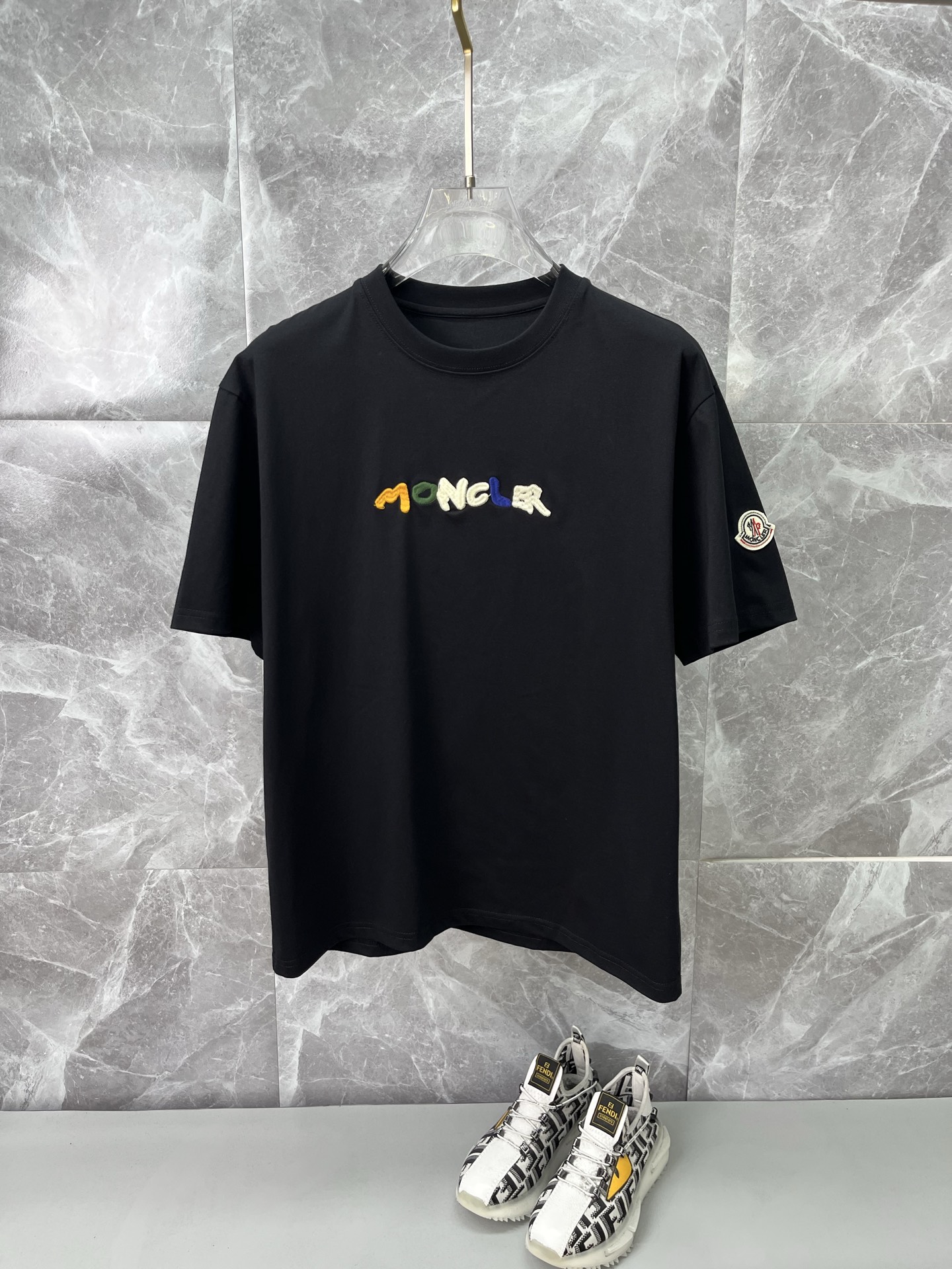 NO:936538,MONCLER Men's 2026 spring and summer new short-sleeved T-shirt, men's elegant and stylish first-choice short-sleeved T-shirt in spring and summer, a high-end simple series of T-shirts that can be worn all year round!  The upper body is crisp and stylish, and it doesn’t look out of place when worn alone!  Size M-3XL, next day shipping, Moncler, T-shirt, tees, t-shirt,19860909MONCLER蒙口 男款2026春夏新款短袖T恤衫,男人春夏季优雅高大尚首选单品短袖T恤衫,可以穿一整年的T恤高端简约系列 ！上身挺括有型,单穿内搭毫无违和感！码数Ｍ-3XL,隔天出货,,Moncler,T-shirt,tees，t-shirt,,Men's clothing