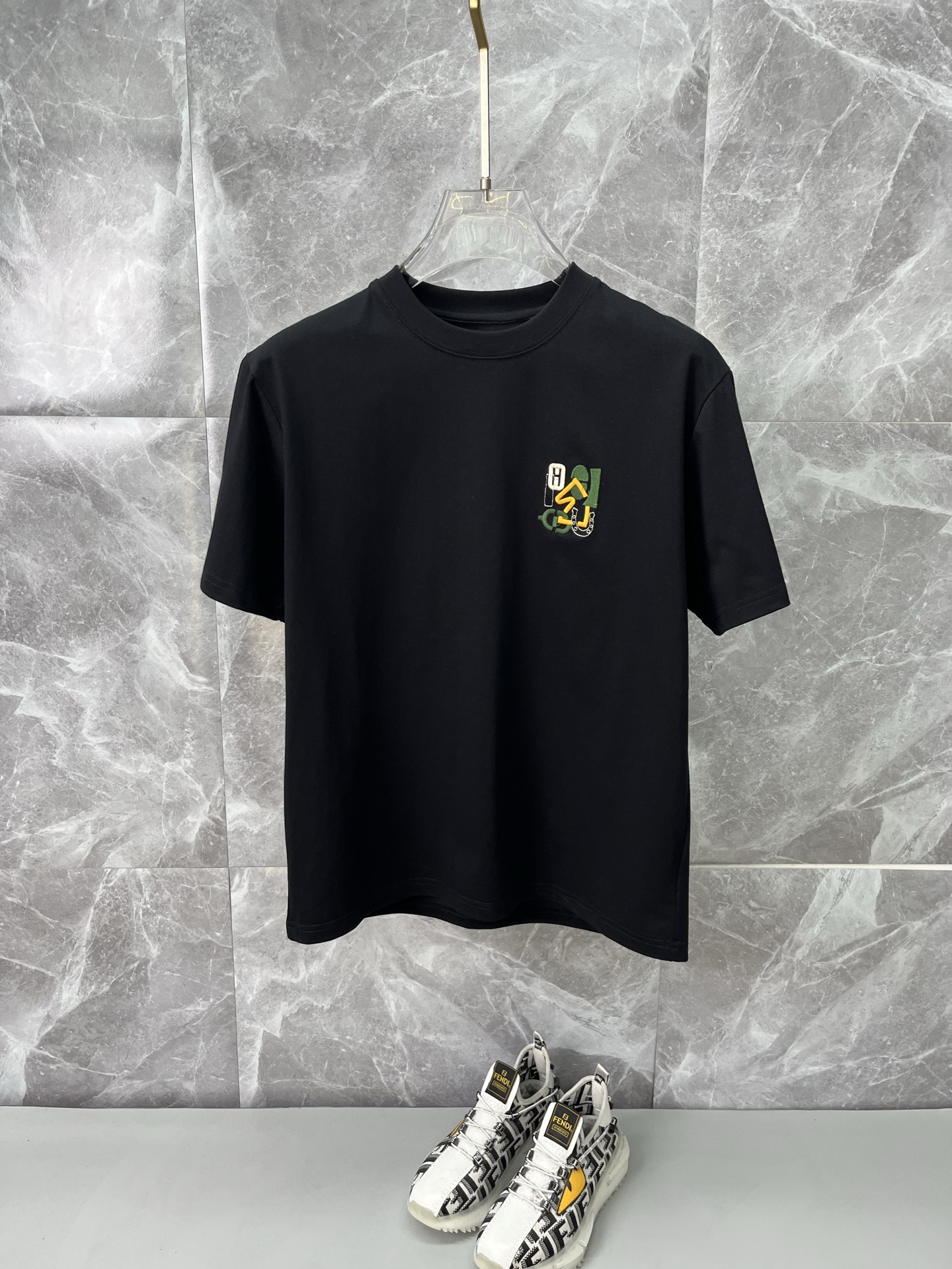 NO:936540,HERMES men's 2026 spring and summer new short-sleeved T-shirts. Men's elegant and stylish short-sleeved T-shirts are the first choice for men in spring and summer. A high-end simple series of T-shirts that can be worn all year round!  The upper body is crisp and stylish, and it doesn’t look out of place when worn alone!  Size M-3XL, next day shipping, hermes, hermes, T-shirt, tees, t-shirt,19860909HERMES爱马仕 男款2026春夏新款短袖T恤衫,男人春夏季优雅高大尚首选单品短袖T恤衫,可以穿一整年的T恤高端简约系列 ！上身挺括有型,单穿内搭毫无违和感！码数Ｍ-3XL,隔天出货,,hermes,hermes,T-shirt,tees，t-shirt,,Men's clothing