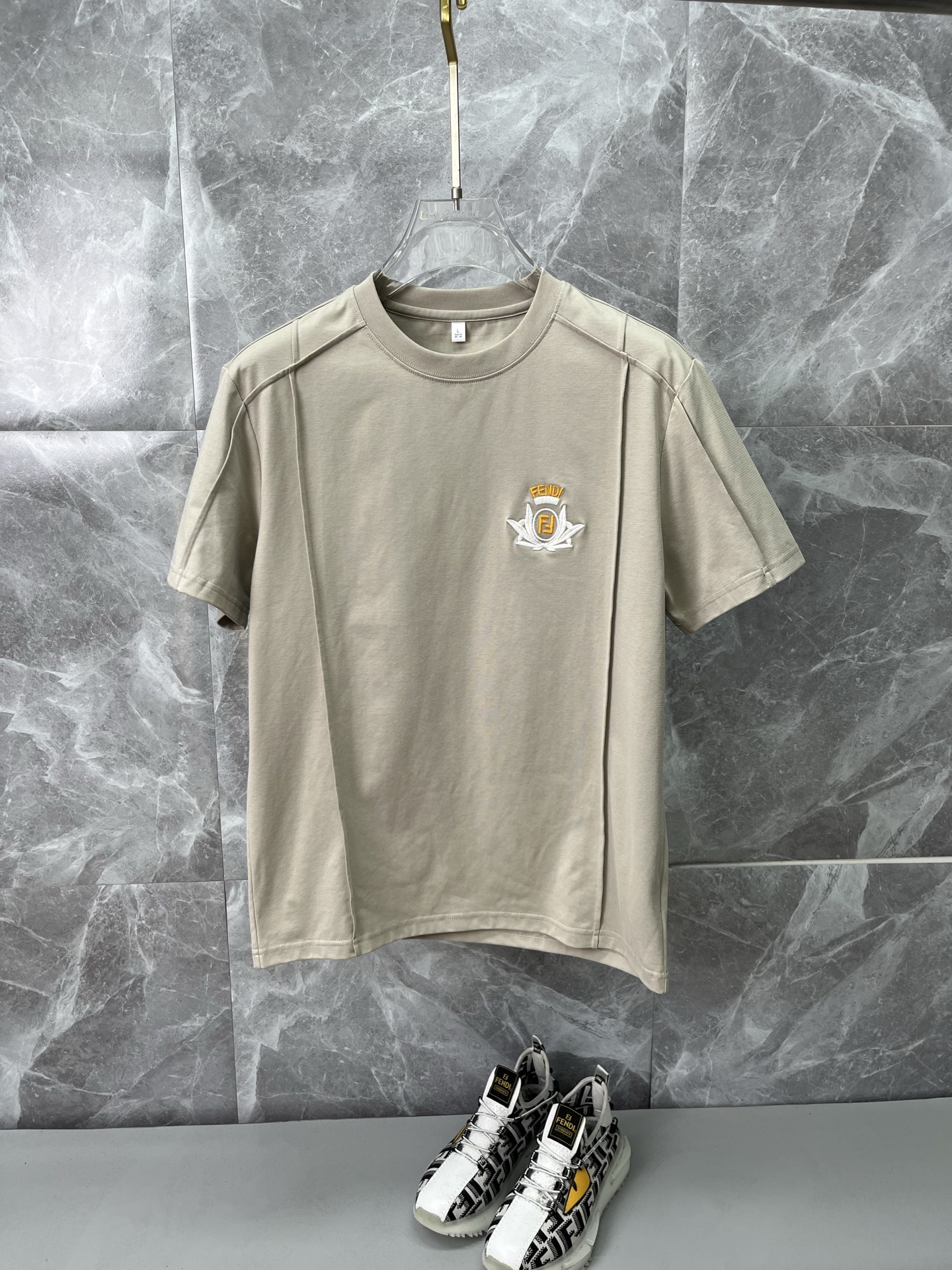 NO:936542,FENDI Fendi men's 2026 spring and summer new short-sleeved T-shirt, men's elegant and stylish first-choice short-sleeved T-shirt in spring and summer, a high-end simple series of T-shirts that can be worn all year round!  The upper body is crisp and stylish, and it doesn’t look out of place when worn alone!  Size M-3XL, next day shipping, fendi, fendi, T-shirt, tees, t-shirt,19860909FENDI芬迪 男款2026春夏新款短袖T恤衫,男人春夏季优雅高大尚首选单品短袖T恤衫,可以穿一整年的T恤高端简约系列 ！上身挺括有型,单穿内搭毫无违和感！码数Ｍ-3XL,隔天出货,,fendi,fendi,T-shirt,tees，t-shirt,,Men's clothing