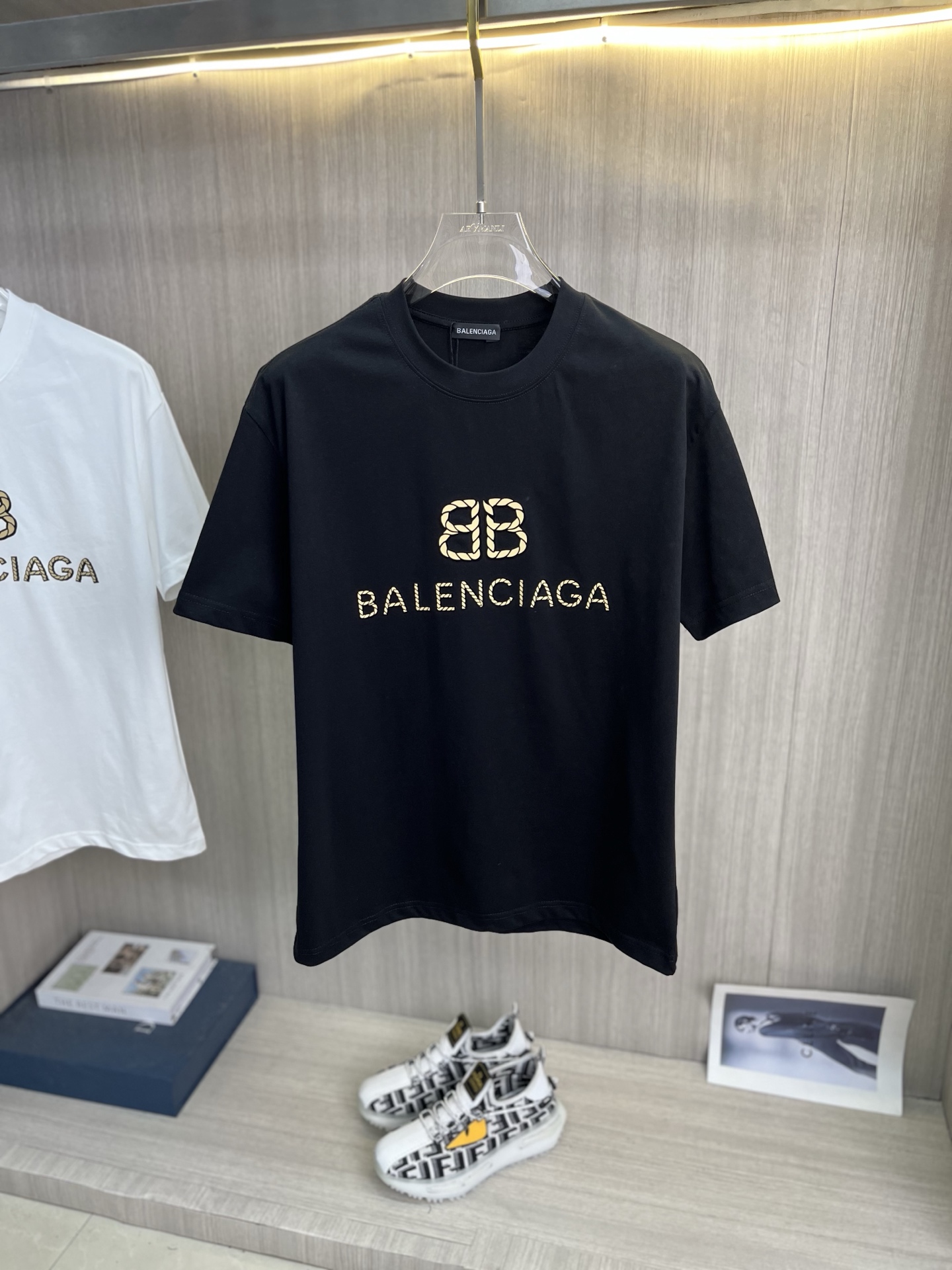 NO:912582,BALENCIAGA 2026ss spring and summer high-quality 280g pure cotton short-sleeved T-shirt, original order quality, current latest technology requirements, high-end orders require sewing work, super easy to match, quality and tailoring design are first-class, customized imported pure cotton fabric!  Full of style, the color is light and versatile. M-3XL, please state your height and weight when placing an order, balenciaga, balenciaga, T-shirt, tees, t-shirt,19860909BALENCIAGA巴黎世家 2026ss春夏高品质280g纯棉短袖T恤,原单品质,当下最新工艺要求,高定订单要求车线做工,超级好搭配,品质及剪裁设计都堪称一流,定制进口纯棉面料！型格十足,配色轻熟百搭.M-3XL,下单报身高体重,,balenciaga,balenciaga,T-shirt,tees，t-shirt,,Men's clothing
