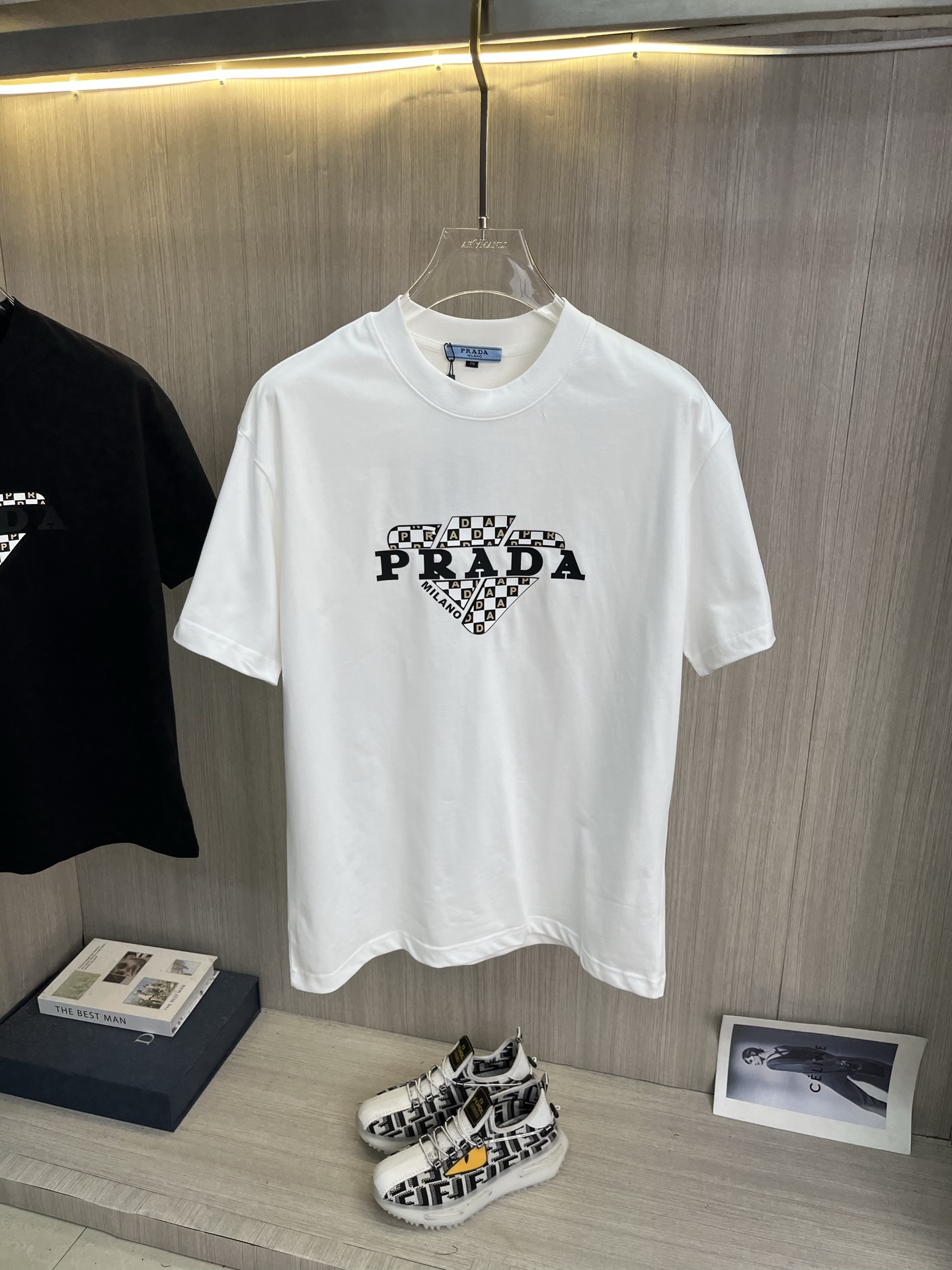 NO:912590,PRADA Prada 2026ss spring and summer high-quality 280g pure cotton short-sleeved T-shirt, original quality, current latest technology requirements, high-end orders require sewing work, super easy to match, quality and tailoring design are first-class, customized imported pure cotton fabric!  Full of style, the color is light and versatile. M-3XL, please state your height and weight when placing an order, prada, prada, T-shirt, tees, t-shirt,19860909PRADA普拉达 2026ss春夏高品质280g纯棉短袖T恤,原单品质,当下最新工艺要求,高定订单要求车线做工,超级好搭配,品质及剪裁设计都堪称一流,定制进口纯棉面料！型格十足,配色轻熟百搭.M-3XL,下单报身高体重,,prada,prada,T-shirt,tees，t-shirt,,Men's clothing