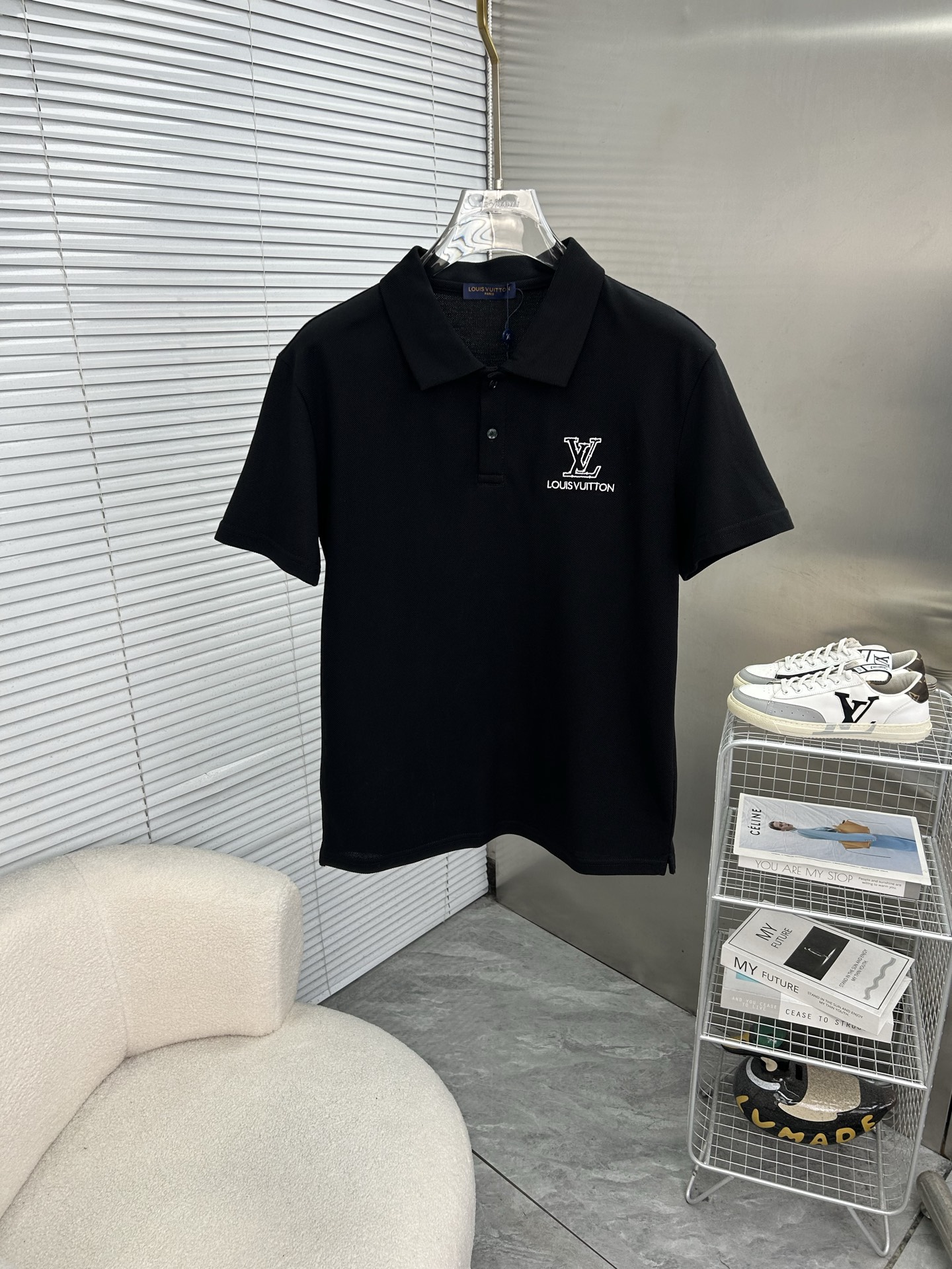 NO:936572,LV Louis Vuitton 2026 spring and summer new polo shirt business casual lapel short-sleeved T-shirt [embroidered small logo] The exquisite and fitted tailoring sets off the minimalist design style, showing the elegant style at a glance!  High gram weight 260g pure cotton pique fabric, the quality is supreme, the materials used will never disappoint, the fabric surface is fine and smooth, soft and skin-friendly, full of cotton, with elasticity, the upper body is high-end and crisp and stylish, size M-3XL,, louis vuitton, louis vuitton, T-shirt, tees, t-shirt,19860909LV路易威登 2026春夏新款polo衫商务休闲翻领短袖T恤【刺绣小logo】精致合体的剪裁版型衬托出了极简主义的设计风格,把优雅风展露的一览无余！高克重260g纯棉珠地面料,品质至上,用料永远不会让人失望,布面精细光滑,柔软亲肤,棉质饱满,附有弹力 ,上身高档的同时又挺括有型,尺码M-3XL,,louis vuitton,louis vuitton,T-shirt,tees，t-shirt,,Men's clothing