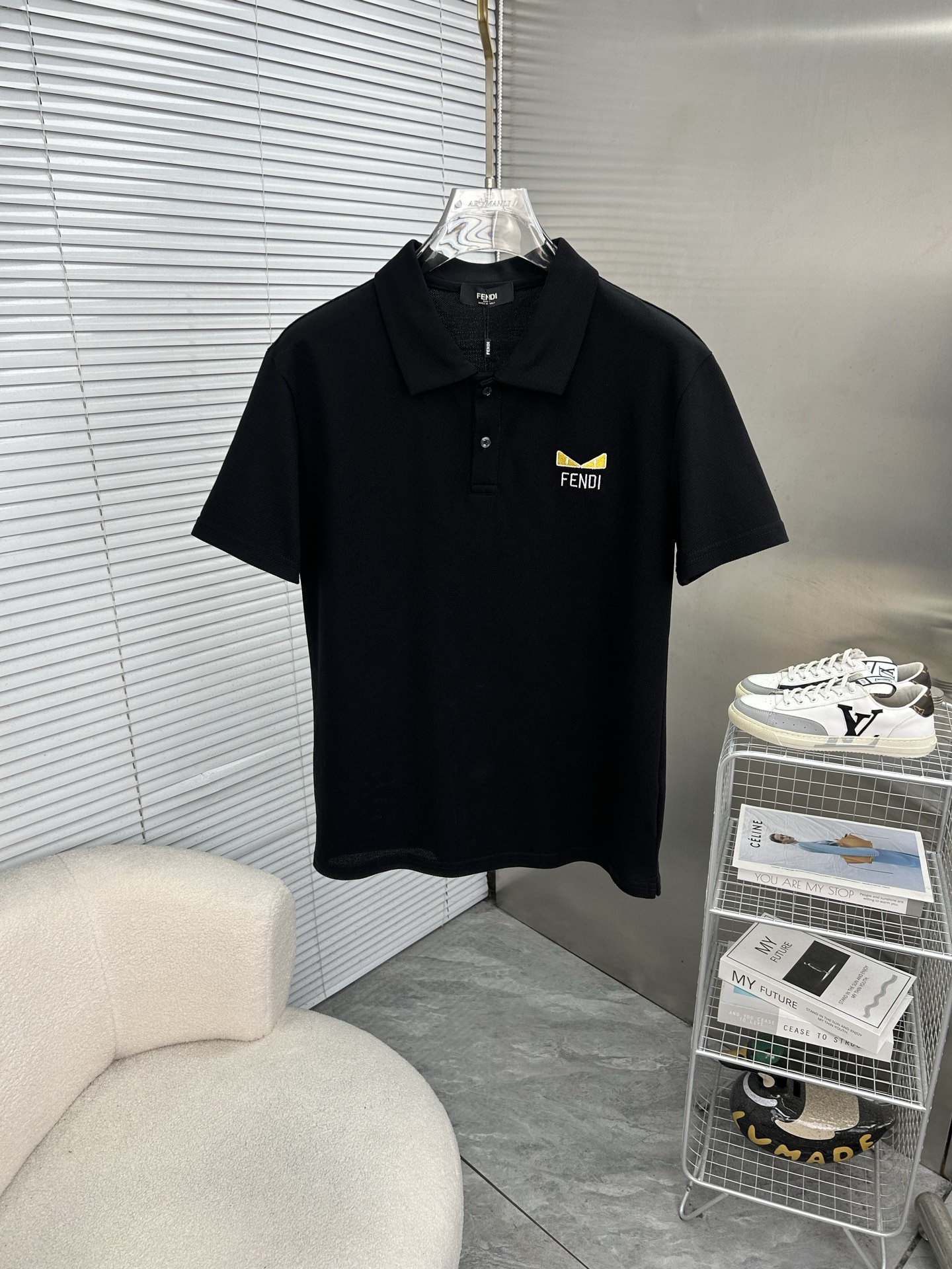 NO:936576,FENDI Fendi 2026 spring and summer new polo shirt business casual lapel short-sleeved T-shirt [embroidered small logo] The exquisite and fitted tailoring sets off the minimalist design style, showing the elegant style at a glance!  High gram weight 260g pure cotton pique fabric, the quality is supreme, the materials will never disappoint, the fabric surface is fine and smooth, soft and skin-friendly, the cotton is full, with elasticity, the upper body is high-end and crisp and stylish at the same time, sizes M-3XL,, fendi, fendi, T-shirt, tees, t-shirt,19860909FENDI芬迪 2026春夏新款polo衫商务休闲翻领短袖T恤【刺绣小logo】精致合体的剪裁版型衬托出了极简主义的设计风格,把优雅风展露的一览无余！高克重260g纯棉珠地面料,品质至上,用料永远不会让人失望,布面精细光滑,柔软亲肤,棉质饱满,附有弹力 ,上身高档的同时又挺括有型,尺码M-3XL,,fendi,fendi,T-shirt,tees，t-shirt,,Men's clothing