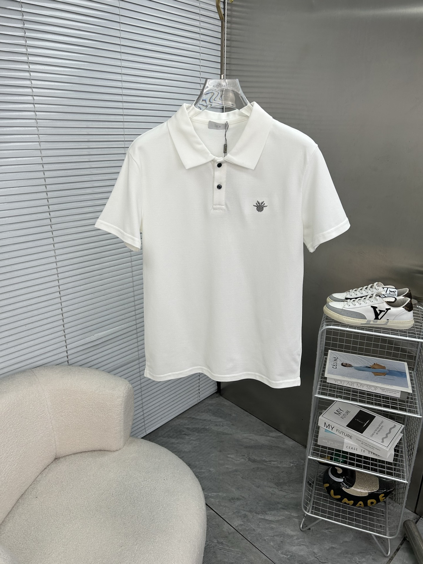 NO:936578,DIOR Dior's 2026 spring and summer new polo shirt business casual lapel short-sleeved T-shirt [embroidered small logo] The exquisite and fitted tailoring sets off the minimalist design style, showing the elegant style at a glance!  High gram weight 260g pure cotton pique fabric, the quality is supreme, the materials will never disappoint, the fabric surface is fine and smooth, soft and skin-friendly, the cotton is full, with elasticity, the upper body is high-end and crisp and stylish at the same time, size M-3XL, dior, dior, T-shirt, tees, t-shirt,19860909DIOR迪奥 2026春夏新款polo衫商务休闲翻领短袖T恤【刺绣小logo】精致合体的剪裁版型衬托出了极简主义的设计风格,把优雅风展露的一览无余！高克重260g纯棉珠地面料,品质至上,用料永远不会让人失望,布面精细光滑,柔软亲肤,棉质饱满,附有弹力 ,上身高档的同时又挺括有型,尺码M-3XL,,dior,dior,T-shirt,tees，t-shirt,,Men's clothing