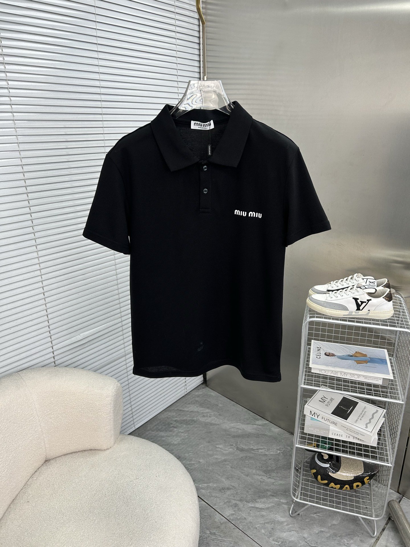 NO:936579,miu miu 2026 spring and summer new polo shirt business casual lapel short-sleeved T-shirt [three-dimensional small logo] The exquisite and fitted tailoring sets off the minimalist design style, showing the elegant style at a glance!  High gram weight 260g pure cotton pique fabric, the quality is supreme, the materials will never disappoint, the fabric surface is fine and smooth, soft and skin-friendly, the cotton is full, with elasticity, the upper body is high-end and crisp and stylish at the same time, size M-3XL,, miumiu, T-shirt, tees, t-shirt,19860909miu miu缪缪 2026春夏新款polo衫商务休闲翻领短袖T恤【立体小logo】精致合体的剪裁版型衬托出了极简主义的设计风格,把优雅风展露的一览无余！高克重260g纯棉珠地面料,品质至上,用料永远不会让人失望,布面精细光滑,柔软亲肤,棉质饱满,附有弹力 ,上身高档的同时又挺括有型,尺码M-3XL,,miumiu,T-shirt,tees，t-shirt,,Men's clothing