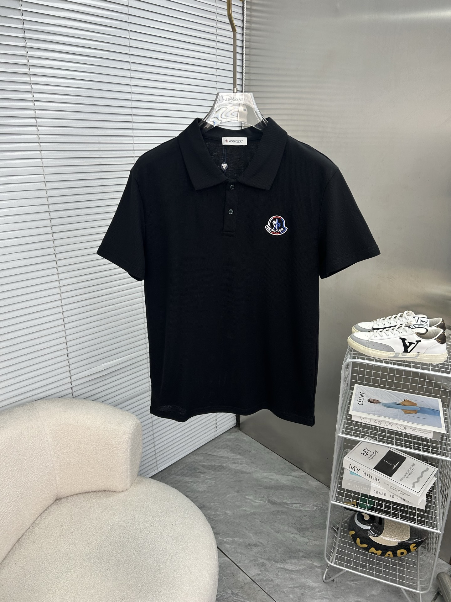NO:936582,MONCLER 2026 spring and summer new polo shirt business casual lapel short-sleeved T-shirt [embroidered small logo] The exquisite and fitted tailoring sets off the minimalist design style, showing the elegant style at a glance!  High gram weight 260g pure cotton pique fabric, the quality is supreme, the materials will never disappoint, the fabric surface is fine and smooth, soft and skin-friendly, the cotton is full, with elasticity, the upper body is high-end and crisp and stylish at the same time, sizes M-3XL, Moncler, T-shirt, tees, t-shirt,19860909MONCLER蒙口 2026春夏新款polo衫商务休闲翻领短袖T恤【刺绣小logo】精致合体的剪裁版型衬托出了极简主义的设计风格,把优雅风展露的一览无余！高克重260g纯棉珠地面料,品质至上,用料永远不会让人失望,布面精细光滑,柔软亲肤,棉质饱满,附有弹力 ,上身高档的同时又挺括有型,尺码M-3XL,,Moncler,T-shirt,tees，t-shirt,,Men's clothing