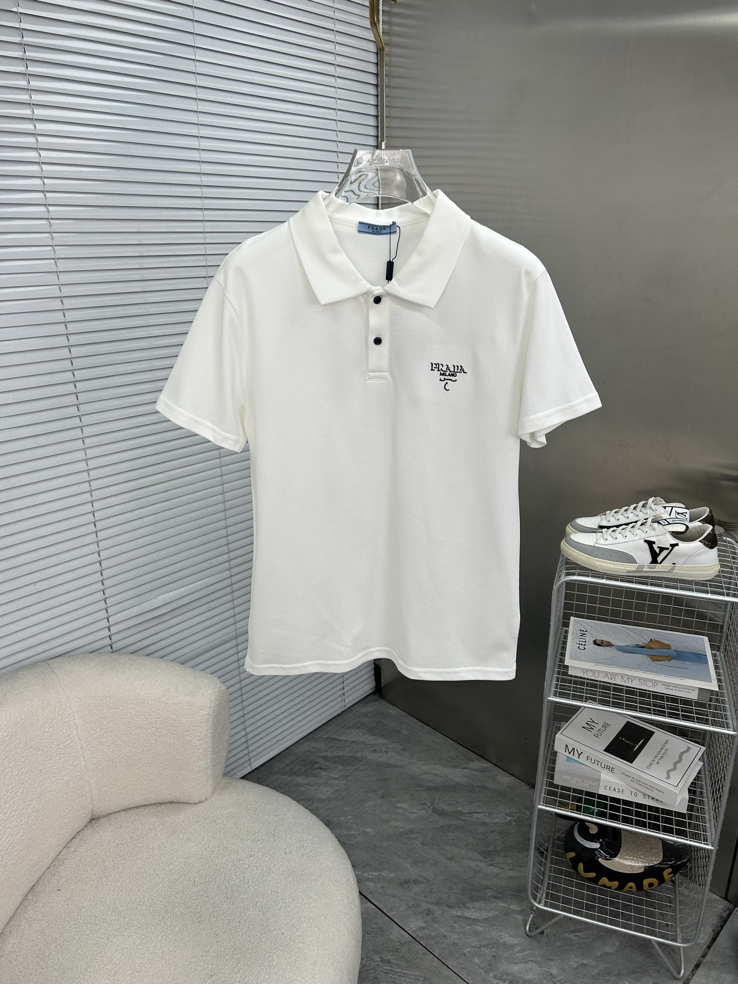 NO:936584,PRADA 2026 spring and summer new polo shirt business casual lapel short-sleeved T-shirt [embroidered small logo] The exquisite and fitted tailoring sets off the minimalist design style, showing the elegant style at a glance!  High gram weight 260g pure cotton pique fabric, the quality is supreme, the materials used will never disappoint, the fabric surface is fine and smooth, soft and skin-friendly, the cotton is full, with elasticity, the upper body is high-end and crisp and stylish at the same time, sizes M-3XL, prada, prada, T-shirt, tees, t-shirt,19860909PRADA普拉达 2026春夏新款polo衫商务休闲翻领短袖T恤【刺绣小logo】精致合体的剪裁版型衬托出了极简主义的设计风格,把优雅风展露的一览无余！高克重260g纯棉珠地面料,品质至上,用料永远不会让人失望,布面精细光滑,柔软亲肤,棉质饱满,附有弹力 ,上身高档的同时又挺括有型,尺码M-3XL,,prada,prada,T-shirt,tees，t-shirt,,Men's clothing