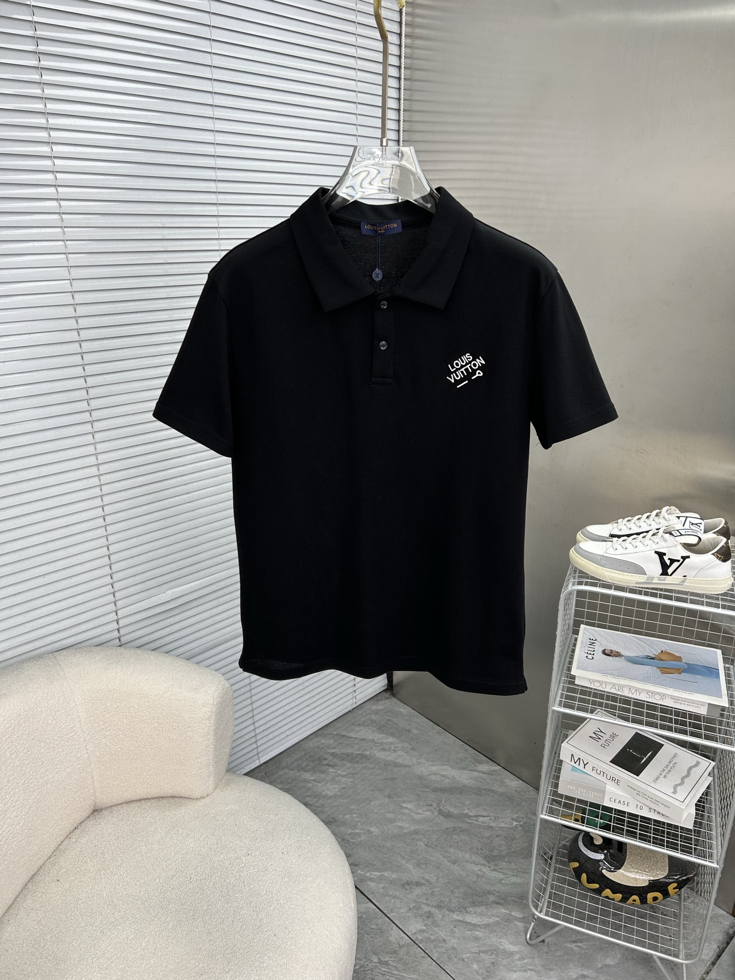 NO:936586,LV Louis Vuitton 2026 spring and summer new polo shirt business casual lapel short-sleeved T-shirt [embroidered small logo] The exquisite and fitted tailoring sets off the minimalist design style, showing the elegant style at a glance!  High gram weight 260g pure cotton pique fabric, the quality is supreme, the materials used will never disappoint, the fabric surface is fine and smooth, soft and skin-friendly, full of cotton, with elasticity, the upper body is high-end and crisp and stylish, size M-3XL,, louis vuitton, louis vuitton, T-shirt, tees, t-shirt,19860909LV路易威登 2026春夏新款polo衫商务休闲翻领短袖T恤【刺绣小logo】精致合体的剪裁版型衬托出了极简主义的设计风格,把优雅风展露的一览无余！高克重260g纯棉珠地面料,品质至上,用料永远不会让人失望,布面精细光滑,柔软亲肤,棉质饱满,附有弹力 ,上身高档的同时又挺括有型,尺码M-3XL,,louis vuitton,louis vuitton,T-shirt,tees，t-shirt,,Men's clothing