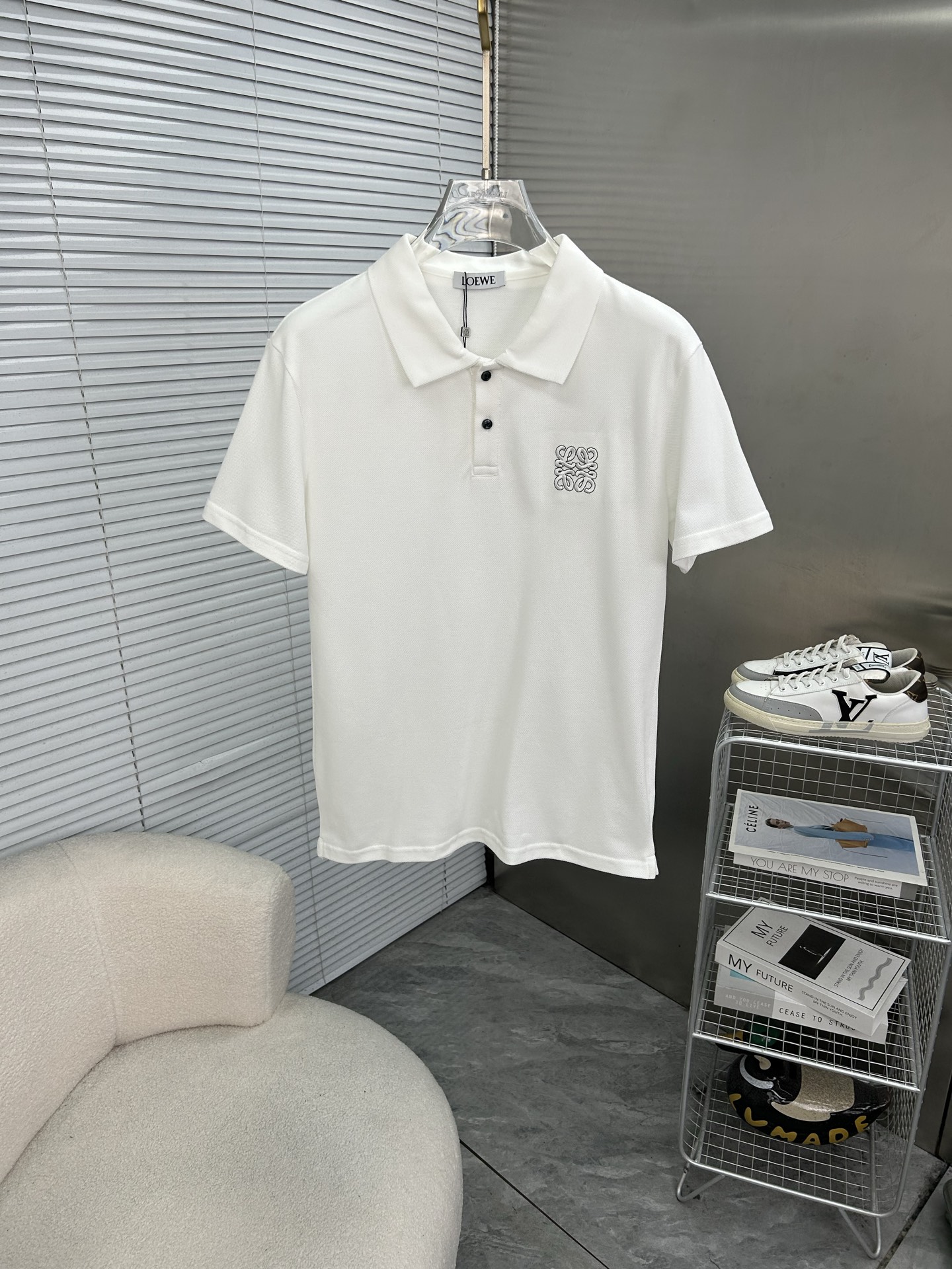 NO:936588,LOEWE 2026 spring and summer new polo shirt business casual lapel short-sleeved T-shirt [embroidered small logo] The exquisite and fitted tailoring sets off the minimalist design style, showing the elegant style at a glance!  High gram weight 260g pure cotton pique fabric, the quality is supreme, the materials will never disappoint, the fabric surface is fine and smooth, soft and skin-friendly, the cotton is full, with elasticity, the upper body is high-end and crisp and stylish, size M-3XL,, loewe, loewe, T-shirt, tees, t-shirt,19860909LOEWE罗意威 2026春夏新款polo衫商务休闲翻领短袖T恤【刺绣小logo】精致合体的剪裁版型衬托出了极简主义的设计风格,把优雅风展露的一览无余！高克重260g纯棉珠地面料,品质至上,用料永远不会让人失望,布面精细光滑,柔软亲肤,棉质饱满,附有弹力 ,上身高档的同时又挺括有型,尺码M-3XL,,loewe,loewe,T-shirt,tees，t-shirt,,Men's clothing