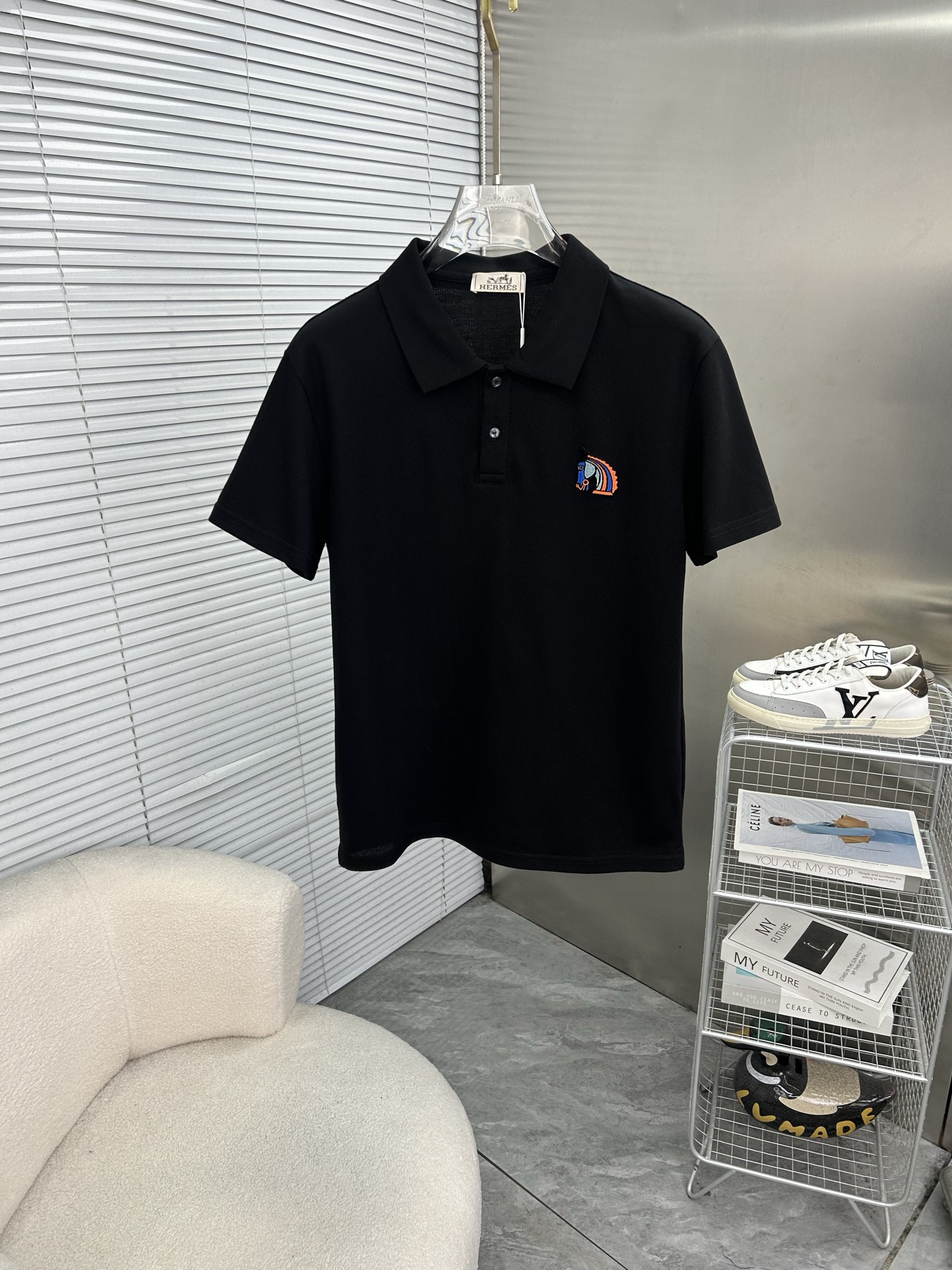 NO:936594,HERMES 2026 spring and summer new polo shirt business casual lapel short-sleeved T-shirt [flocked small logo] The exquisite and fitted tailoring sets off the minimalist design style, showing the elegant style at a glance!  High gram weight 260g pure cotton pique fabric, the quality is supreme, the materials will never disappoint, the fabric surface is fine and smooth, soft and skin-friendly, the cotton is full, with elasticity, the upper body is high-end and crisp and stylish at the same time, sizes M-3XL,, hermes, hermes, T-shirt, tees, t-shirt,19860909HERMES爱马仕 2026春夏新款polo衫商务休闲翻领短袖T恤【植绒小logo】精致合体的剪裁版型衬托出了极简主义的设计风格,把优雅风展露的一览无余！高克重260g纯棉珠地面料,品质至上,用料永远不会让人失望,布面精细光滑,柔软亲肤,棉质饱满,附有弹力 ,上身高档的同时又挺括有型,尺码M-3XL,,hermes,hermes,T-shirt,tees，t-shirt,,Men's clothing