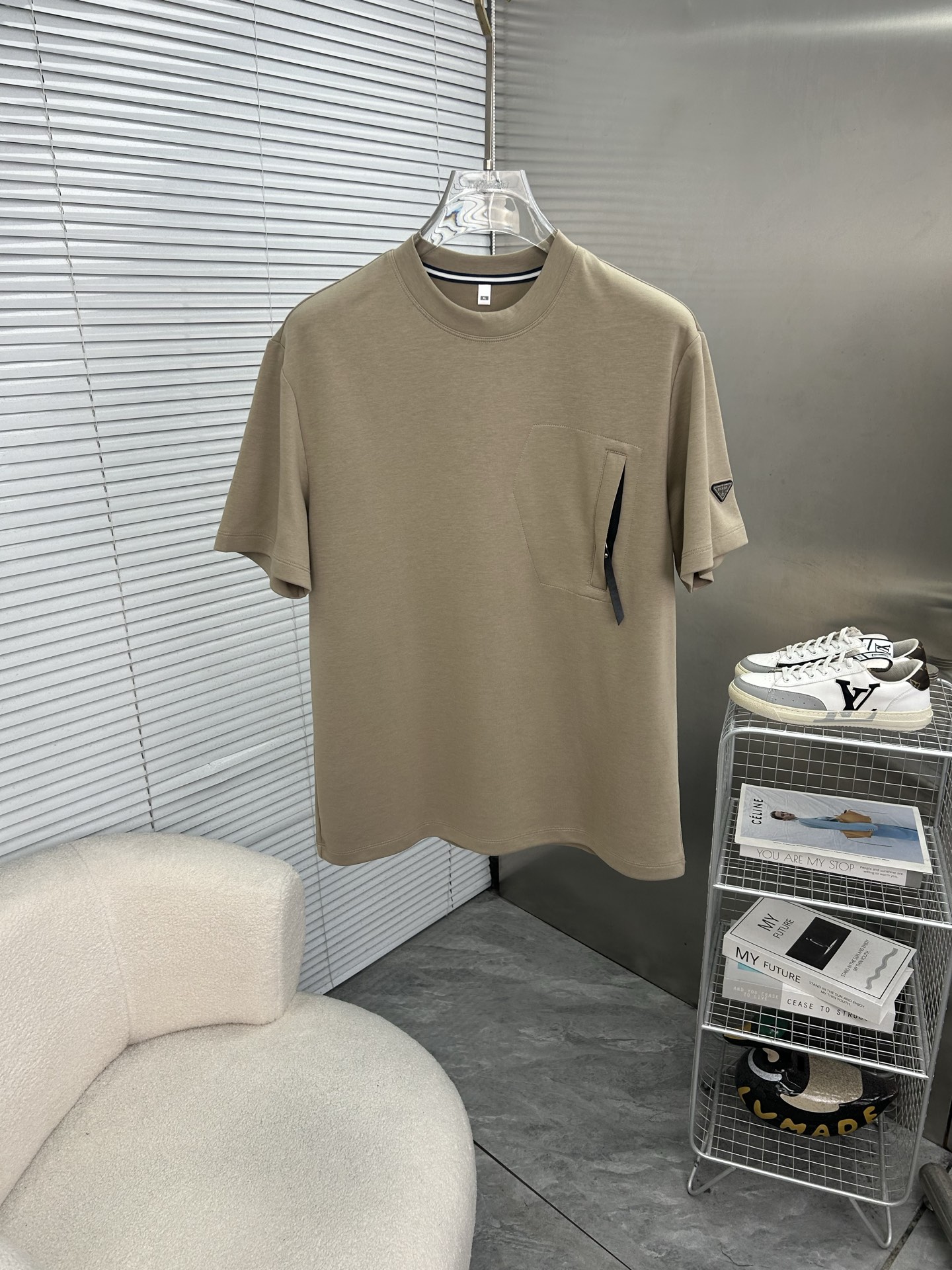 NO:912634,PRADA Men's 2026 spring and summer new short-sleeved T-shirts, men's elegant and stylish first-choice short-sleeved T-shirts in spring and summer, a high-end simple series of T-shirts that can be worn all year long!  The upper body is crisp and stylish, and it doesn’t look out of place when worn alone!  Size M-3XL, next day shipping, prada, prada, T-shirt, tees, t-shirt,19860909PRADA普拉达 男款2026春夏新款短袖T恤衫,男人春夏季优雅高大尚首选单品短袖T恤衫,可以穿一整年的T恤高端简约系列 ！上身挺括有型,单穿内搭毫无违和感！码数Ｍ-3XL,隔天出货,,prada,prada,T-shirt,tees，t-shirt,,Men's clothing