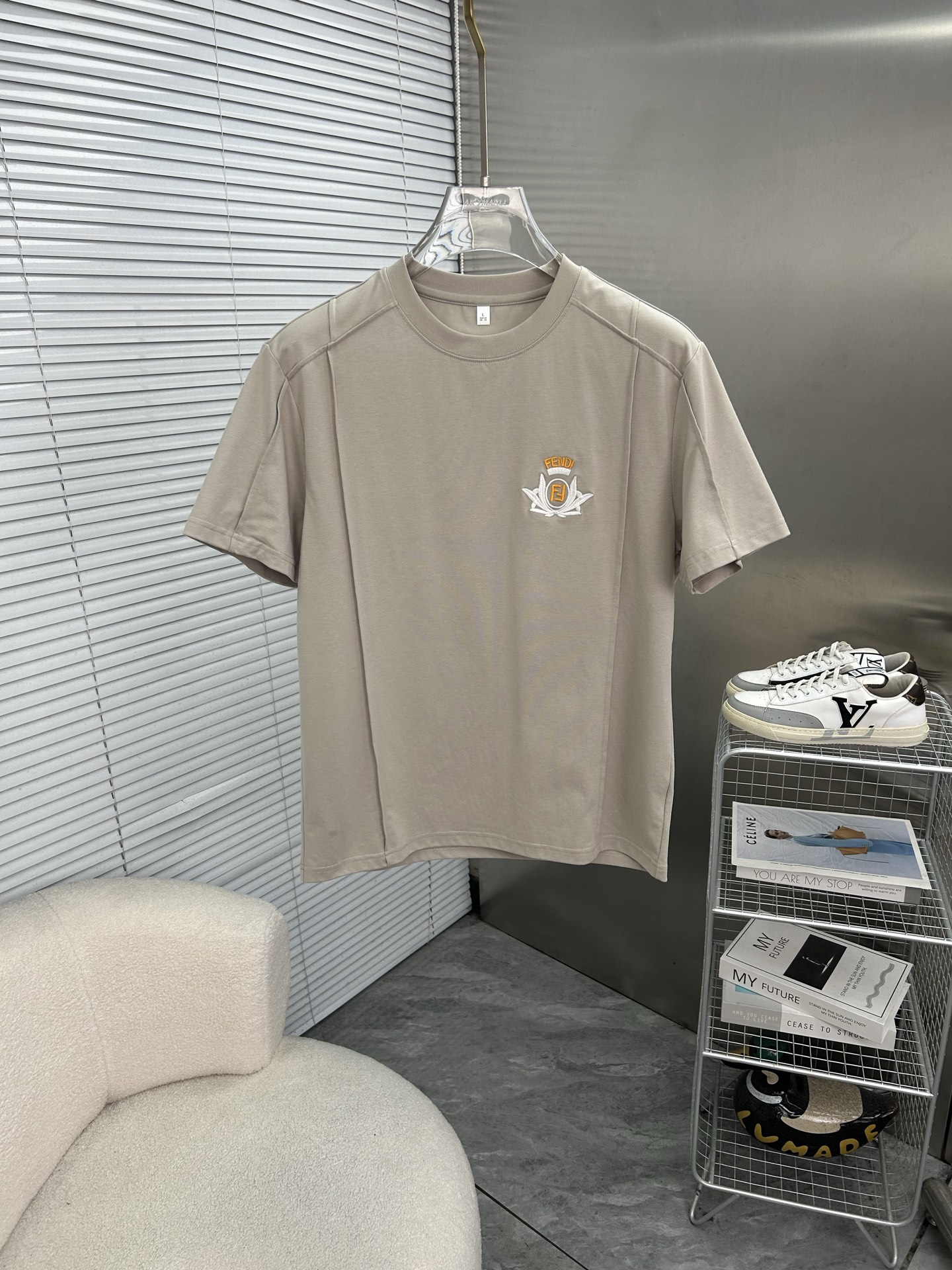 NO:912631,FENDI Fendi men's 2026 spring and summer new short-sleeved T-shirt, men's elegant and stylish first-choice short-sleeved T-shirt in spring and summer, a high-end simple series of T-shirts that can be worn all year round!  The upper body is crisp and stylish, and it doesn’t look out of place when worn alone!  Size M-3XL, next day shipping, fendi, fendi, T-shirt, tees, t-shirt,19860909FENDI芬迪 男款2026春夏新款短袖T恤衫,男人春夏季优雅高大尚首选单品短袖T恤衫,可以穿一整年的T恤高端简约系列 ！上身挺括有型,单穿内搭毫无违和感！码数Ｍ-3XL,隔天出货,,fendi,fendi,T-shirt,tees，t-shirt,,Men's clothing