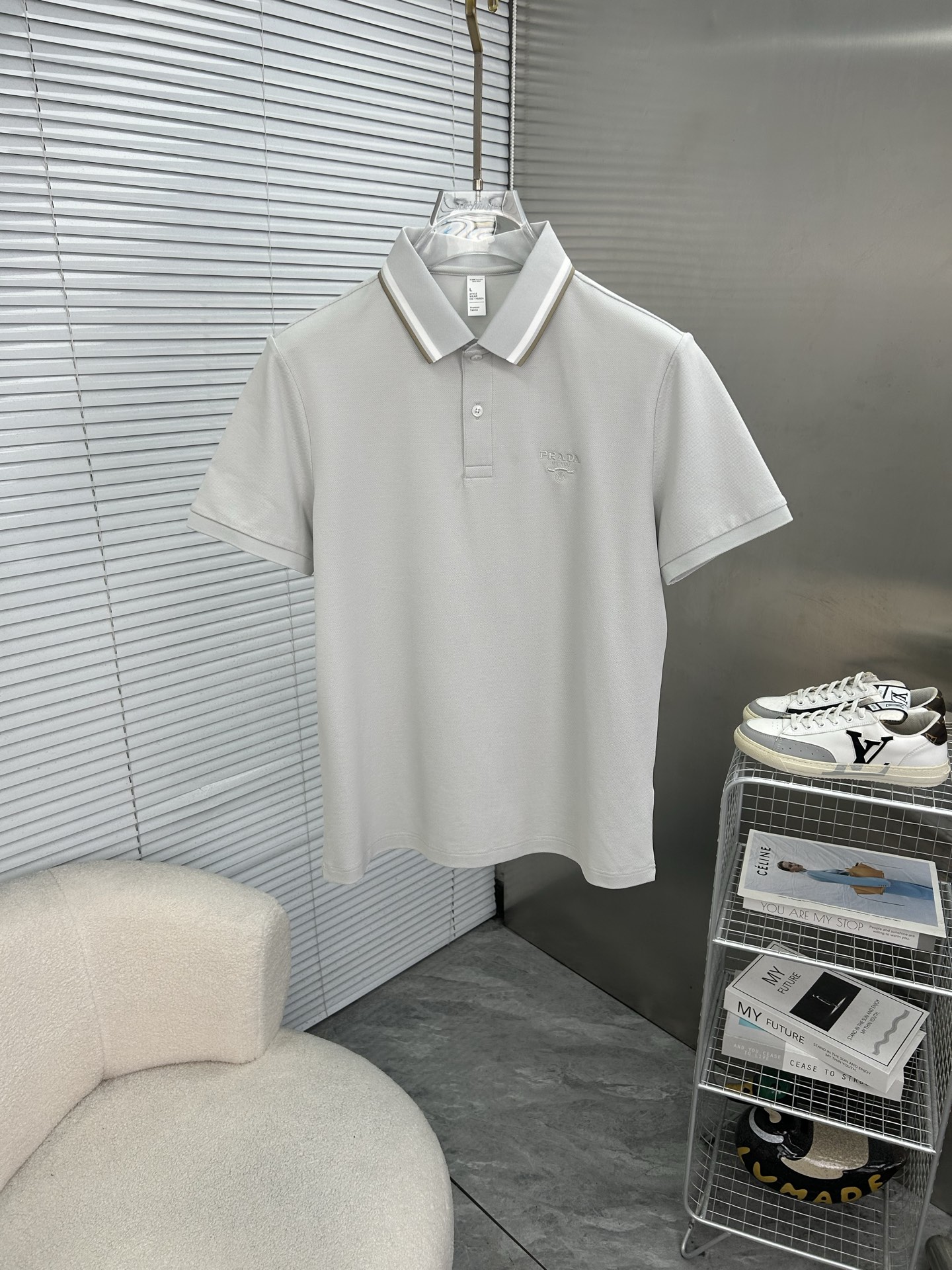 NO:912628,PRADA Men's 2026 Spring and Summer New Short-Sleeved Lapel Polo Shirt, a high-end simple series of polo shirts that are the first choice for men who are elegant and stylish in spring and summer!  The upper body is crisp and stylish, and it doesn’t look out of place when worn alone!  Size M-3XL, next day shipping, prada, prada, T-shirt,19860909PRADA普拉达 男款2026春夏新款短袖翻领Polo衫,男人春夏季优雅高大尚首选单品短袖翻领,可以穿一整年的polo衫高端简约系列 ！上身挺括有型,单穿内搭毫无违和感！码数Ｍ-3XL,隔天出货,,prada,prada,T-shirt,,Men's clothing