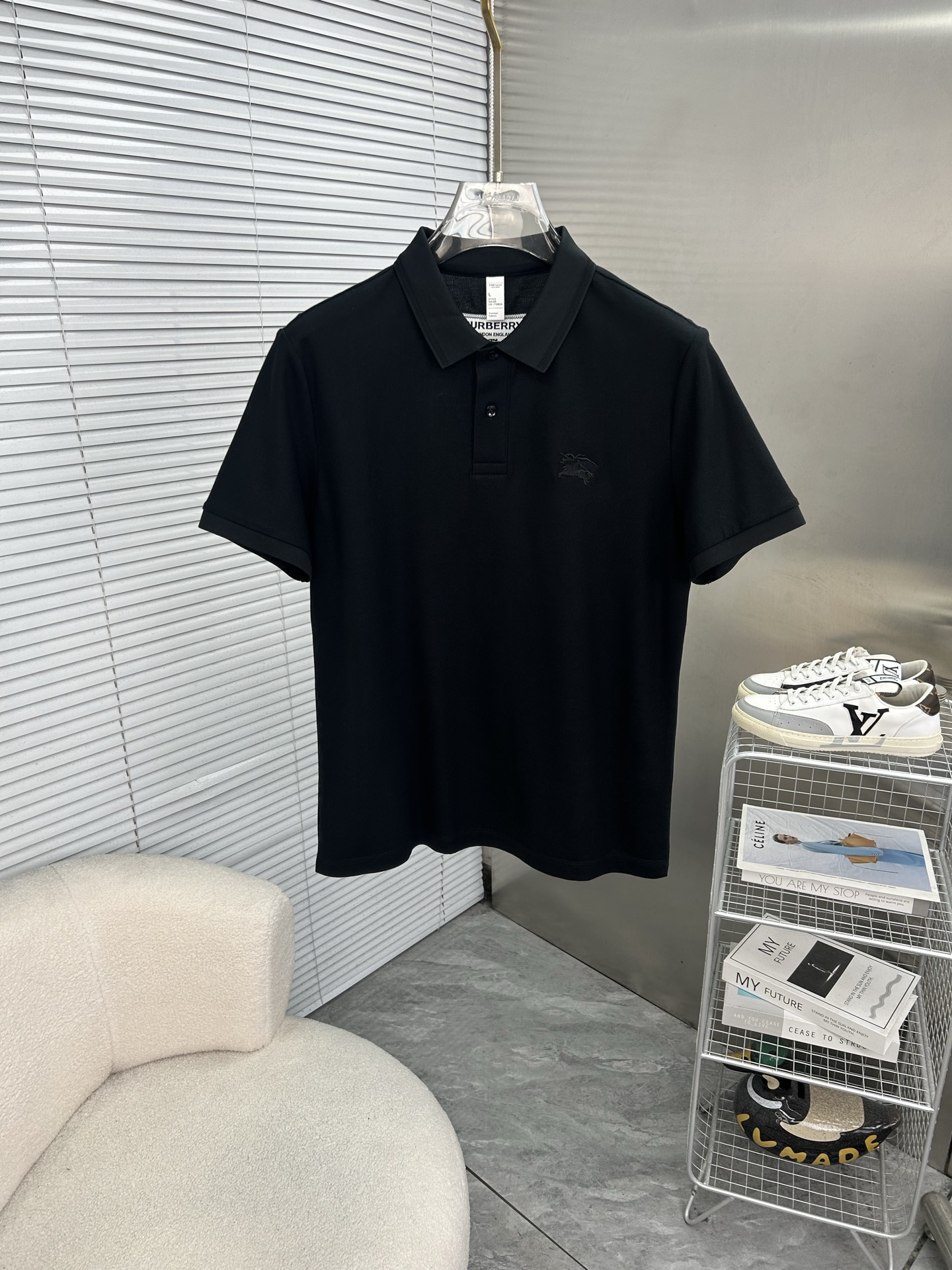 NO:912625,BURBERRY men's 2026 spring and summer new short-sleeved lapel polo shirt, men's elegant and stylish first choice for spring and summer short-sleeved lapel, a high-end simple series of polo shirts that can be worn all year round!  The upper body is crisp and stylish, and it doesn’t look out of place when worn alone!  Size M-3XL, next day shipping, burberry, burberry, T-shirt,19860909BURBERRY巴宝莉 男款2026春夏新款短袖翻领Polo衫,男人春夏季优雅高大尚首选单品短袖翻领,可以穿一整年的polo衫高端简约系列 ！上身挺括有型,单穿内搭毫无违和感！码数Ｍ-3XL,隔天出货,,burberry,burberry,T-shirt,,Men's clothing
