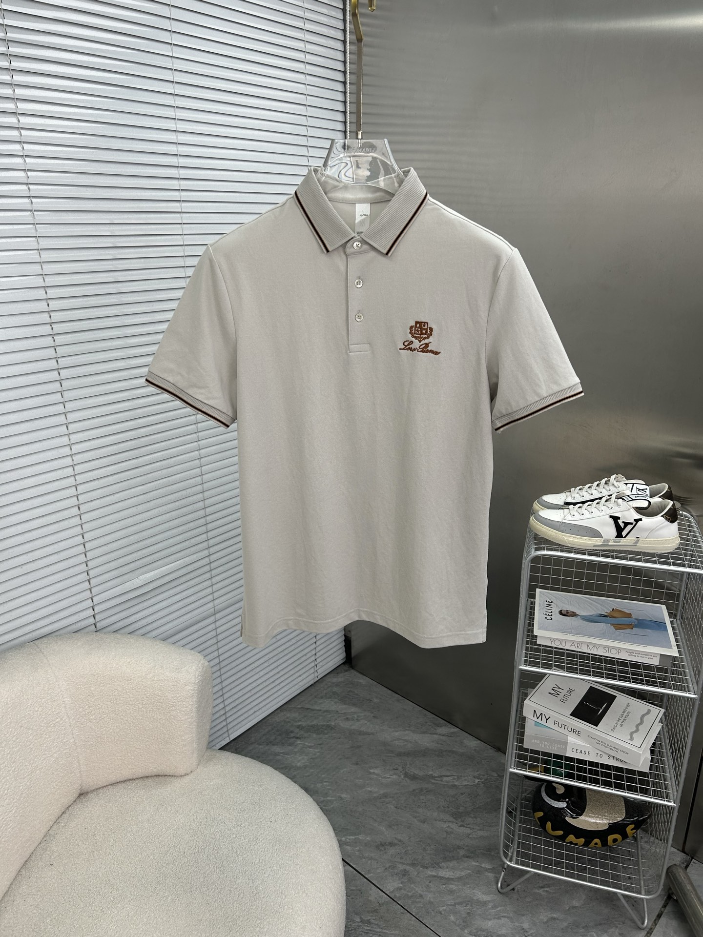 NO:912619,LP Nuoyoupanya men's 2026 spring and summer new short-sleeved lapel polo shirt, men's elegant and stylish first choice in spring and summer short-sleeved lapel, a high-end simple series of polo shirts that can be worn all year round!  The upper body is crisp and stylish, and it doesn’t look out of place when worn alone!  Size M-3XL, next day shipping, loro piana, T-shirt,19860909LP诺悠翩雅 男款2026春夏新款短袖翻领Polo衫,男人春夏季优雅高大尚首选单品短袖翻领,可以穿一整年的polo衫高端简约系列 ！上身挺括有型,单穿内搭毫无违和感！码数Ｍ-3XL,隔天出货,,loro piana,T-shirt,,Men's clothing