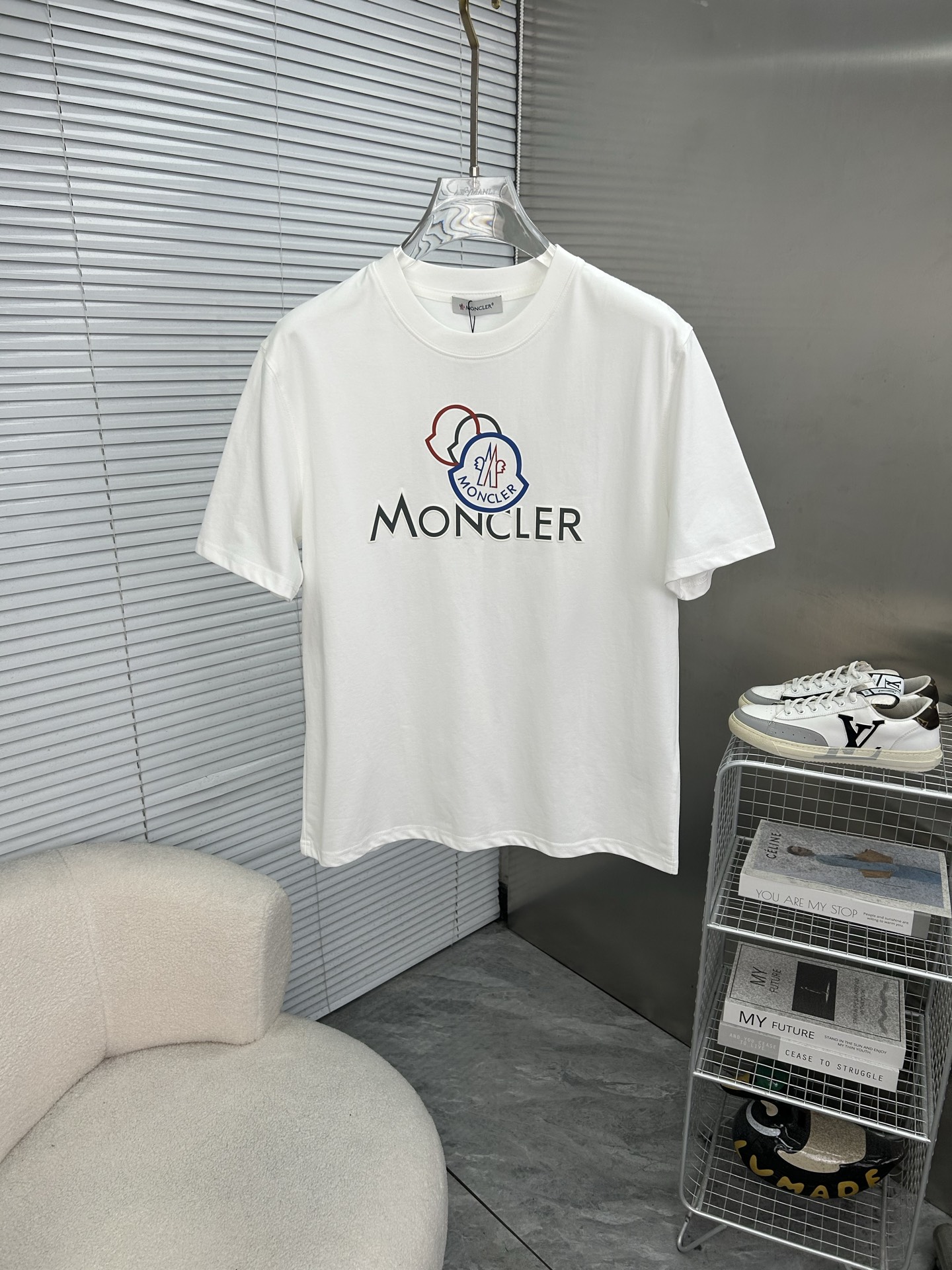 NO:912641,MONCLER's latest 2026ss spring and summer short-sleeved T-shirts are now available!  !  2026 new T-shirt, high version special fabric, high weight (260g) pure cotton fabric, comfortable yet wide upper body, embroidery technology, digital printing, flocking technology, same style for men and women, loose version, fine workmanship, comfortable upper body, super handsome upper body, same style for men and women, M-3XL (slightly wider version),, Moncler, T-shirt, tees, t-shirt,19860909MONCLER蒙口 2026ss春夏最新款短袖T恤出货啦！！ 2026新款T恤 高版本专用面料 高克重（260g）纯棉面料 上身舒适不失挺阔 刺绣工艺、数字印花、植绒工艺,男女同款 宽松版型 做工走线精细 面料上身舒适 超帅上身 男女同款M-3XL（版型微阔）,,Moncler,T-shirt,tees，t-shirt,,Men's clothing