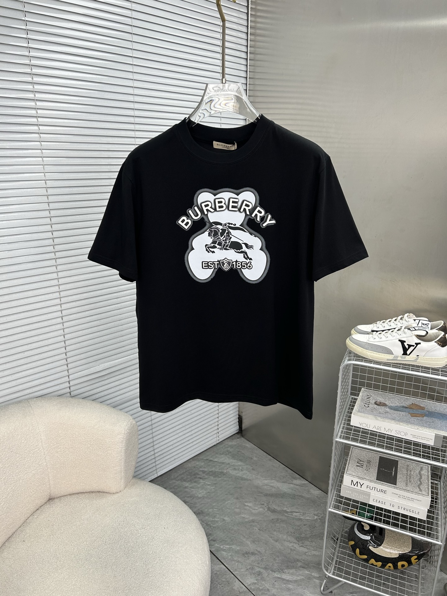 NO:912643,BURBERRY's latest 2026ss spring and summer short-sleeved T-shirts are now available!  !  2026 new T-shirt, high version special fabric, high weight (260g) pure cotton fabric, comfortable yet wide upper body, embroidery technology, digital printing, flocking technology, same style for men and women, loose fit, fine workmanship, comfortable upper body, super handsome upper body, same style for men and women, M-3XL (slightly wider version),, burberry, burberry, T-shirt, tees, t-shirt,19860909BURBERRY巴宝莉 2026ss春夏最新款短袖T恤出货啦！！ 2026新款T恤 高版本专用面料 高克重（260g）纯棉面料 上身舒适不失挺阔 刺绣工艺、数字印花、植绒工艺,男女同款 宽松版型 做工走线精细 面料上身舒适 超帅上身 男女同款M-3XL（版型微阔）,,burberry,burberry,T-shirt,tees，t-shirt,,Men's clothing