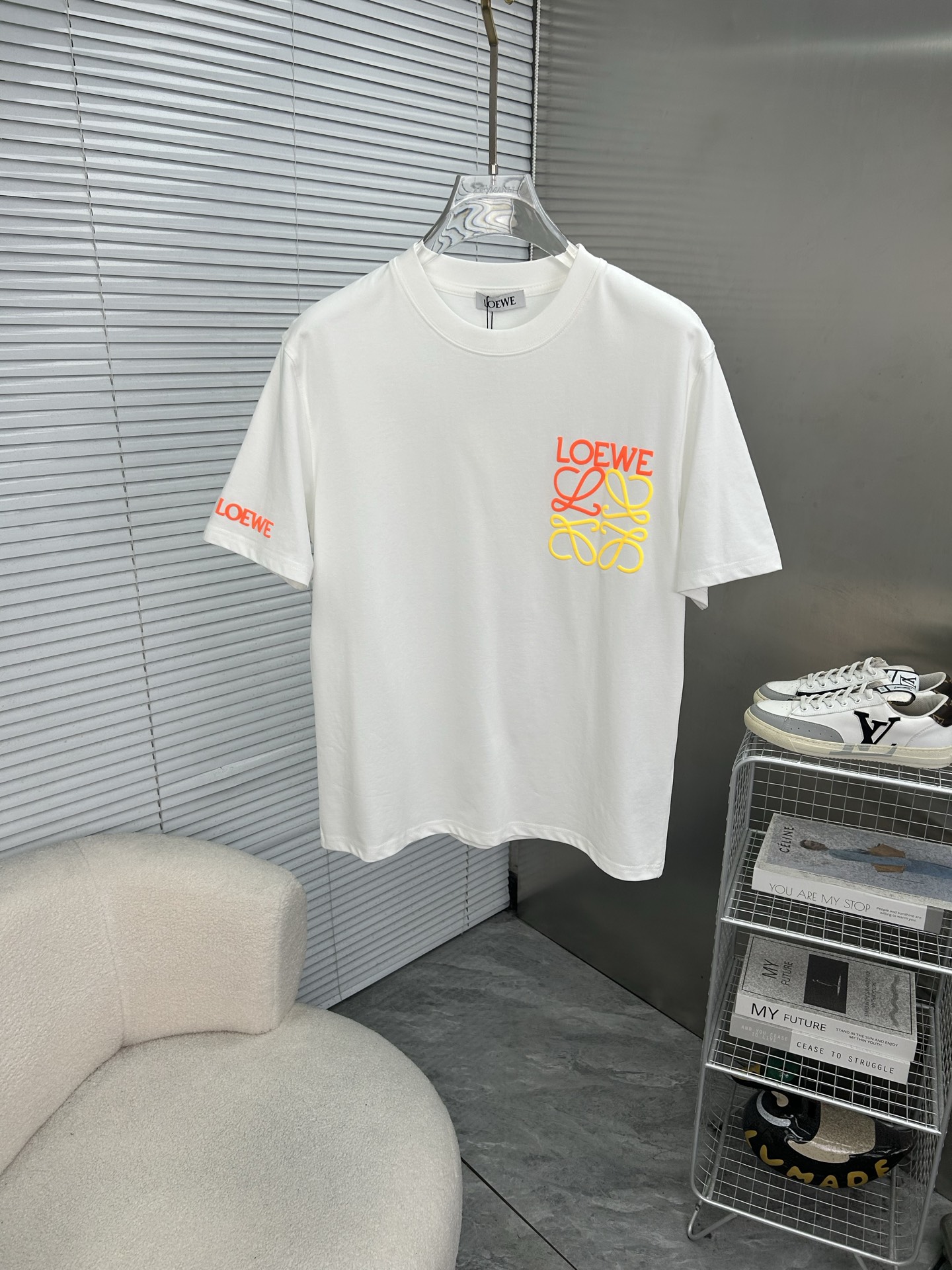 NO:912645,LOEWE's latest 2026ss spring and summer short-sleeved T-shirt is now available!  !  2026 new T-shirt, high version special fabric, high weight (260g) pure cotton fabric, comfortable yet wide upper body, embroidery technology, digital printing, flocking technology, same style for men and women, loose fit, fine workmanship, comfortable upper body, super handsome upper body, same style for men and women, M-3XL (slightly wider version),,loewe,loewe,T-shirt,tees,t-shirt,19860909LOEWE罗意威 2026ss春夏最新款短袖T恤出货啦！！ 2026新款T恤 高版本专用面料 高克重（260g）纯棉面料 上身舒适不失挺阔 刺绣工艺、数字印花、植绒工艺,男女同款 宽松版型 做工走线精细 面料上身舒适 超帅上身 男女同款M-3XL（版型微阔）,,loewe,loewe,T-shirt,tees，t-shirt,,Men's clothing