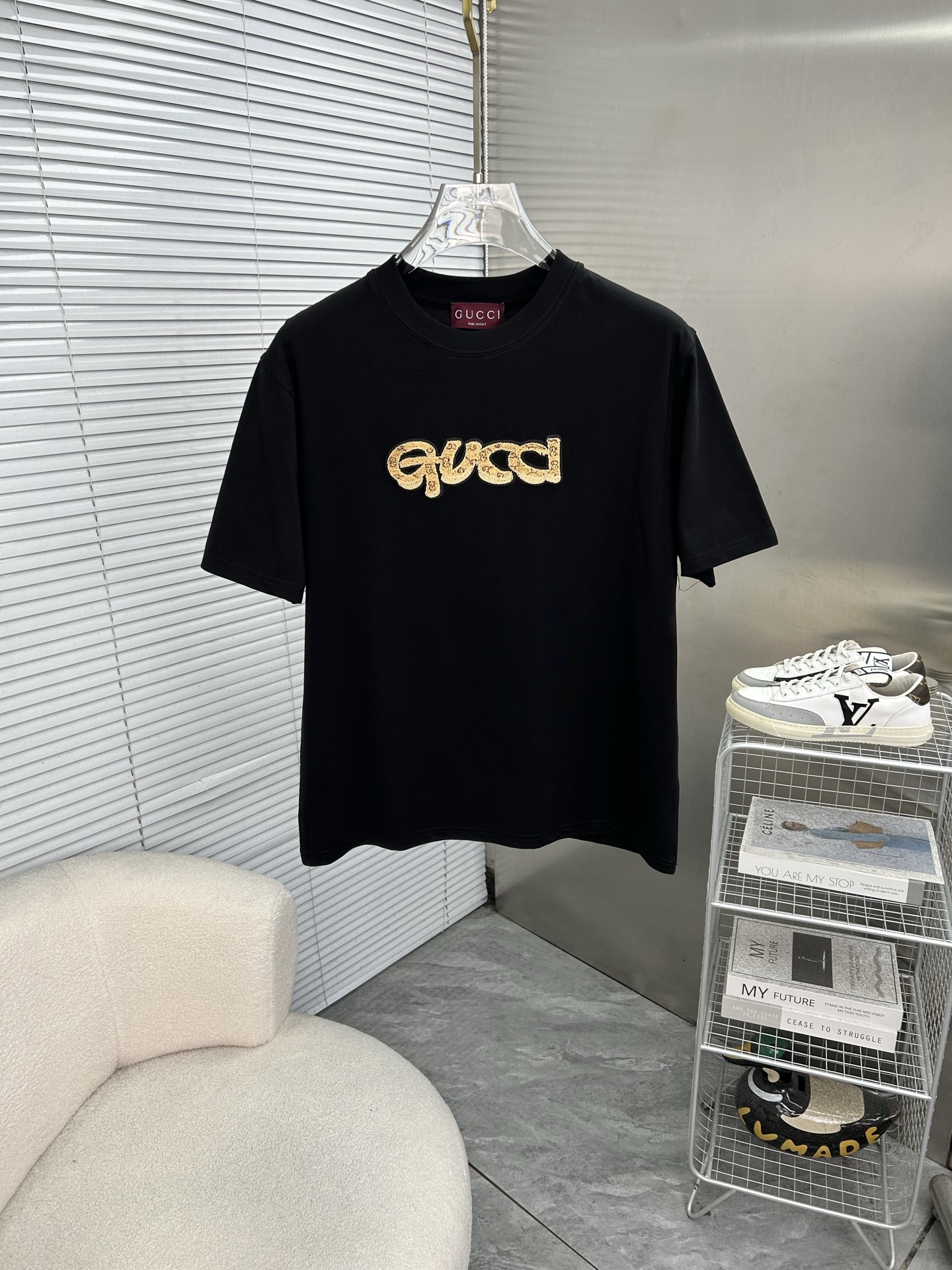 NO:912651,GUCCI Gucci's latest 2026ss spring and summer short-sleeved T-shirt is now available!  !  2026 new T-shirt, high version special fabric, high weight (260g) pure cotton fabric, comfortable yet wide upper body, embroidery technology, digital printing, flocking technology, same style for men and women, loose version, fine workmanship, comfortable fabric upper body, super handsome upper body, same style for men and women, M-3XL (slightly wider version),, gucci, T-shirt, tees, t-shirt,19860909GUCCI古奇 2026ss春夏最新款短袖T恤出货啦！！ 2026新款T恤 高版本专用面料 高克重（260g）纯棉面料 上身舒适不失挺阔 刺绣工艺、数字印花、植绒工艺,男女同款 宽松版型 做工走线精细 面料上身舒适 超帅上身 男女同款M-3XL（版型微阔）,,gucci,T-shirt,tees，t-shirt,,Men's clothing