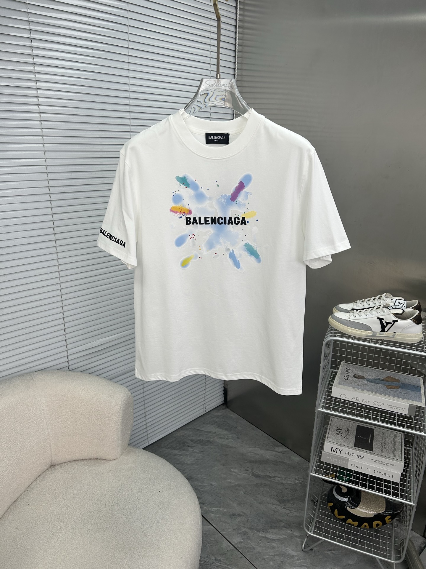 NO:912653,BALENCIAGA Balenciaga's latest 2026ss spring and summer short-sleeved T-shirt is now available!  !  2026 new T-shirt, high version special fabric, high weight (260g) pure cotton fabric, comfortable yet wide upper body, embroidery technology, digital printing, flocking technology, same style for men and women, loose fit, fine workmanship, comfortable upper body, super handsome upper body, same style for men and women, M-3XL (slightly wider version),,balenciaga,balenciaga,T-shirt,tees,t-shirt,19860909BALENCIAGA巴黎世家 2026ss春夏最新款短袖T恤出货啦！！ 2026新款T恤 高版本专用面料 高克重（260g）纯棉面料 上身舒适不失挺阔 刺绣工艺、数字印花、植绒工艺,男女同款 宽松版型 做工走线精细 面料上身舒适 超帅上身 男女同款M-3XL（版型微阔）,,balenciaga,balenciaga,T-shirt,tees，t-shirt,,Men's clothing