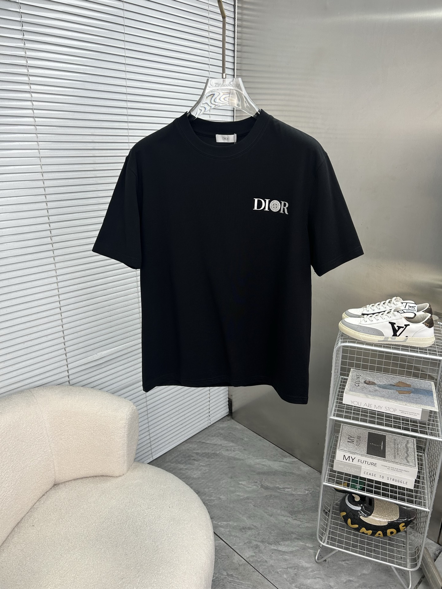 NO:912655,DIOR Dior's latest 2026ss spring and summer short-sleeved T-shirt is now available!  !  2026 new T-shirt, high-version special fabric, high weight (260g) pure cotton fabric, comfortable yet wide upper body, embroidery technology, digital printing, flocking technology, same style for men and women, loose fit, fine workmanship, comfortable upper body, super handsome upper body, same style for men and women, M-3XL (slightly wider version),, dior, dior, T-shirt, tees, t-shirt,19860909DIOR迪奥 2026ss春夏最新款短袖T恤出货啦！！ 2026新款T恤 高版本专用面料 高克重（260g）纯棉面料 上身舒适不失挺阔 刺绣工艺、数字印花、植绒工艺,男女同款 宽松版型 做工走线精细 面料上身舒适 超帅上身 男女同款M-3XL（版型微阔）,,dior,dior,T-shirt,tees，t-shirt,,Men's clothing