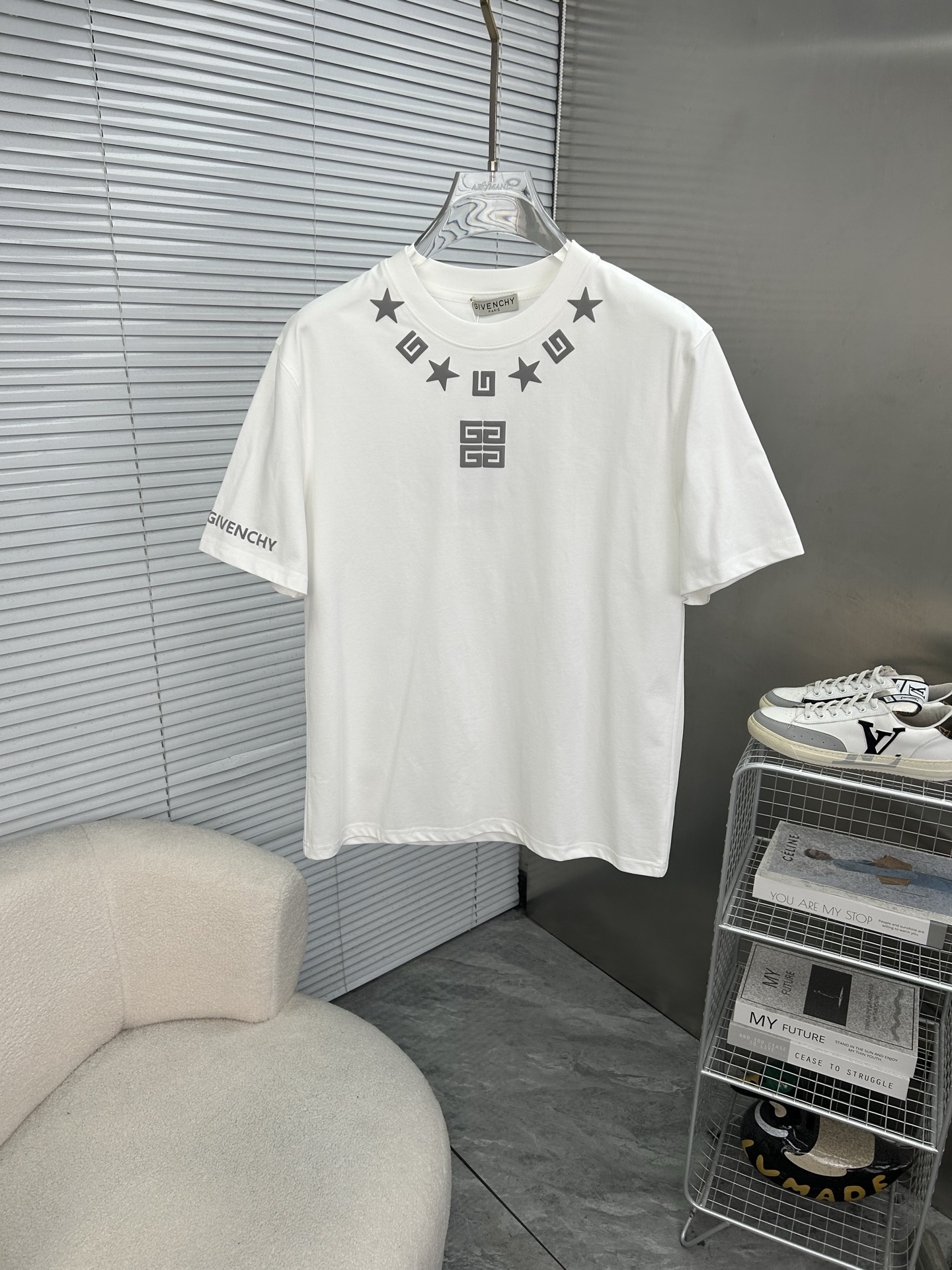 NO:912657,GIVENCHY 2026ss spring and summer latest short-sleeved T-shirt is now available!  !  2026 new T-shirt, high version special fabric, high weight (260g) pure cotton fabric, comfortable yet wide upper body, embroidery technology, digital printing, flocking technology, same style for men and women, loose version, fine workmanship, comfortable upper body, super handsome upper body, same style for men and women, M-3XL (slightly wider version),,givenchy,givenchy,T-shirt,tees,t-shirt,19860909GIVENCHY纪梵希 2026ss春夏最新款短袖T恤出货啦！！ 2026新款T恤 高版本专用面料 高克重（260g）纯棉面料 上身舒适不失挺阔 刺绣工艺、数字印花、植绒工艺,男女同款 宽松版型 做工走线精细 面料上身舒适 超帅上身 男女同款M-3XL（版型微阔）,,givenchy,givenchy,T-shirt,tees，t-shirt,,Men's clothing