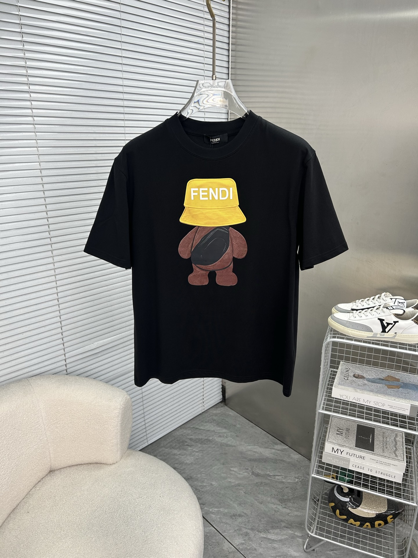 NO:912659,FENDI Fendi's latest 2026ss spring and summer short-sleeved T-shirt is now available!  !  2026 new T-shirt, high version special fabric, high weight (260g) pure cotton fabric, comfortable yet wide upper body, embroidery technology, digital printing, flocking technology, same style for men and women, loose version, fine workmanship, comfortable upper body, super handsome upper body, same style for men and women, M-3XL (slightly wider version),,fendi,fendi,T-shirt,tees,t-shirt,19860909FENDI芬迪 2026ss春夏最新款短袖T恤出货啦！！ 2026新款T恤 高版本专用面料 高克重（260g）纯棉面料 上身舒适不失挺阔 刺绣工艺、数字印花、植绒工艺,男女同款 宽松版型 做工走线精细 面料上身舒适 超帅上身 男女同款M-3XL（版型微阔）,,fendi,fendi,T-shirt,tees，t-shirt,,Men's clothing
