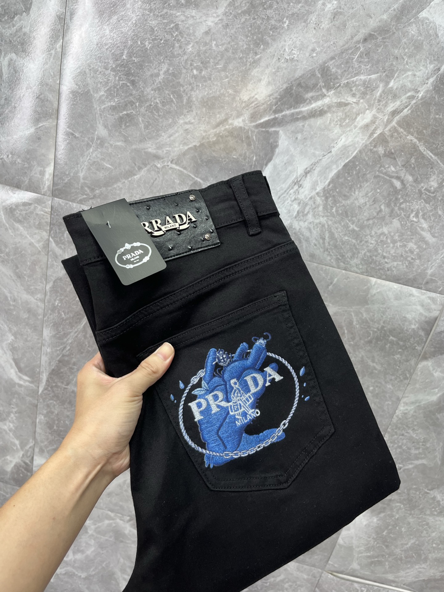 NO:915380,PRADA 2026 new men's jeans. The fabric has good elasticity. Exclusively available on the official website. Fashionable and elegant. Heavy craftsmanship design. Using original color yeast washing process. Selected imported heavyweight denim denim fabric. Equipped with counter hardware decoration. Genuine leather label. Exquisite stitching. Big brand style. Worth owning. Size 28-38, shipped next day, prada, prada, jeans,19860909PRADA普拉达 2026新品男士牛仔裤 面料弹性好.独家发售 官网同步 时尚优雅 重工艺设计.采用原色酵母水洗工艺 精选进口重磅丹宁牛仔面料 配专柜五金装饰 真皮皮牌 精致车线 大牌风范 值得拥有.码数28-38,隔天出货,,prada,prada,jeans,,Men's clothing