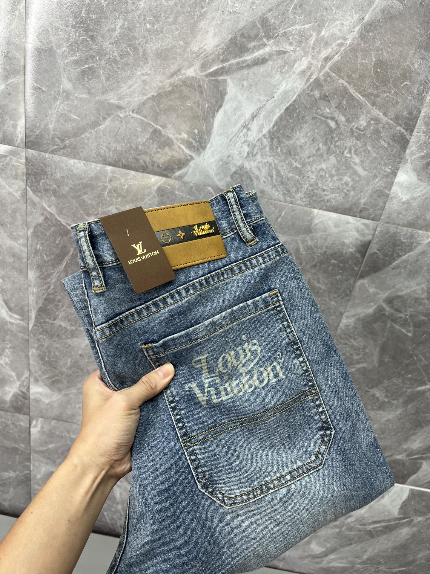 NO:915388,LV Louis Vuitton's 2026 new men's jeans are made of good elasticity. Exclusively available on the official website. Fashionable and elegant. Designed with heavy craftsmanship. Using original color yeast washing process. Selected imported heavyweight denim denim fabric. Equipped with counter hardware decoration. Genuine leather label. Exquisite stitching. Big brand style. Worth having. Size 28-38, shipped next day,,louis vuitton,louis vuitton,jeans,19860909LV路易威登 2026新品男士牛仔裤 面料弹性好.独家发售 官网同步 时尚优雅 重工艺设计.采用原色酵母水洗工艺 精选进口重磅丹宁牛仔面料 配专柜五金装饰 真皮皮牌 精致车线 大牌风范 值得拥有.码数28-38,隔天出货,,louis vuitton,louis vuitton,jeans,,Men's clothing