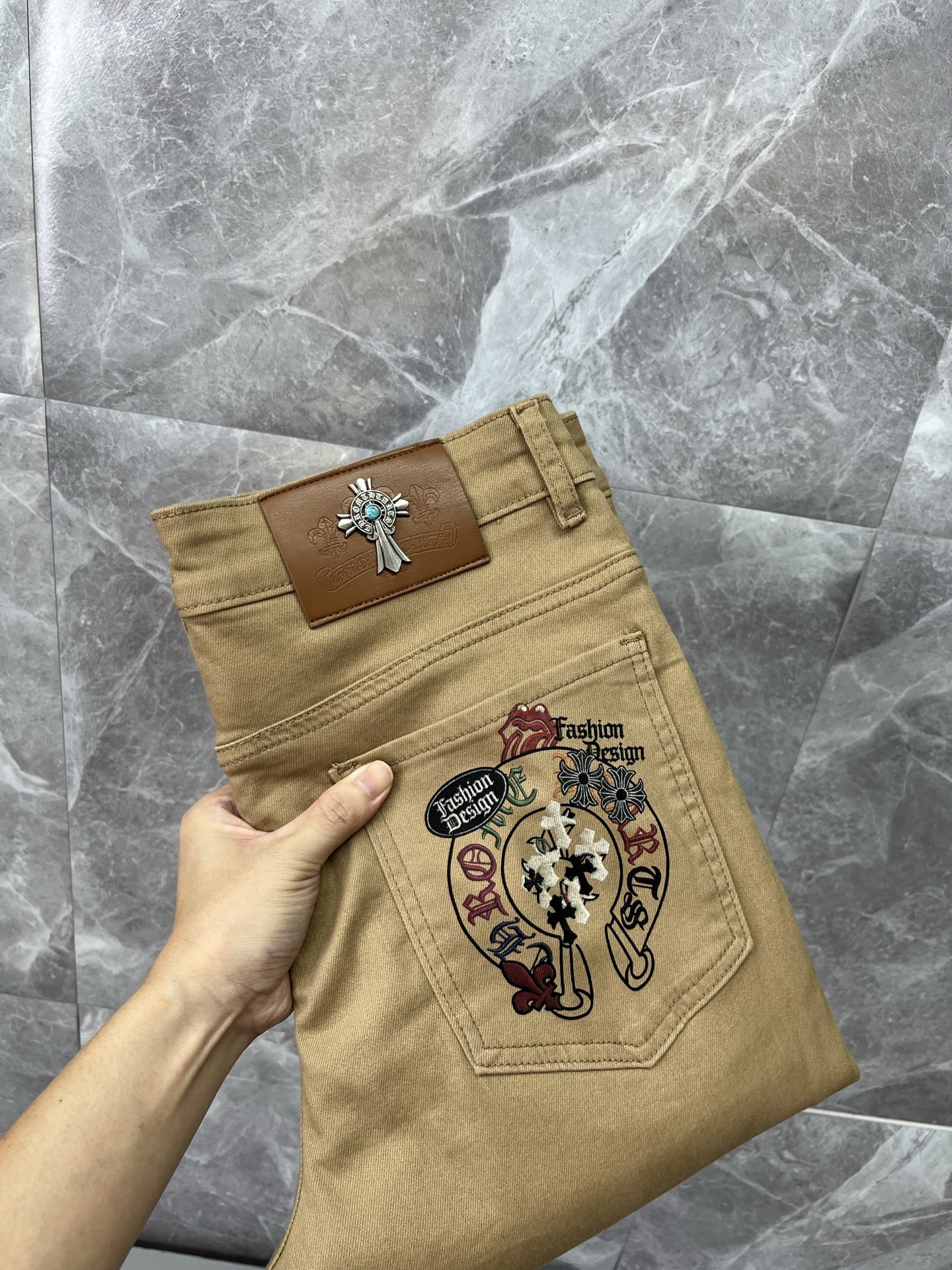 NO:915390,CH Chrome Hearts 2026 new men's jeans. The fabric is very elastic. Exclusively available on the official website. Fashionable and elegant. Heavy craftsmanship design. Uses original color yeast washing process. Selected imported heavyweight denim denim fabric. Equipped with counter hardware decoration. Genuine leather label. Exquisite stitching. Big brand style. Worth owning. Code number 28-38, shipped next day,,chrome hearts,jeans,19860909CH克罗心 2026新品男士牛仔裤 面料弹性好.独家发售 官网同步 时尚优雅 重工艺设计.采用原色酵母水洗工艺 精选进口重磅丹宁牛仔面料 配专柜五金装饰 真皮皮牌 精致车线 大牌风范 值得拥有.码数28-38,隔天出货,,chrome hearts,jeans,,Men's clothing