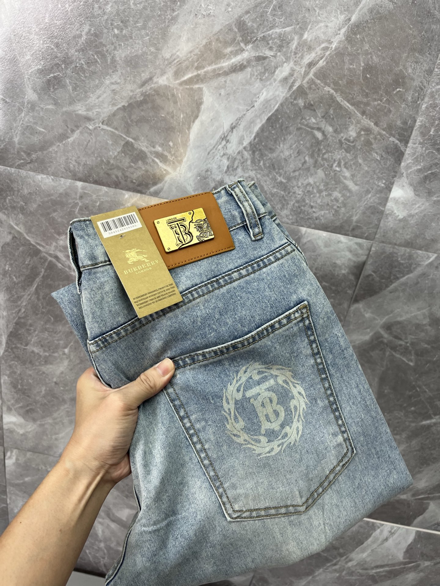 NO:915392,BURBERRY 2026 new men's jeans. The fabric has good elasticity. Exclusively sold on the official website. Fashionable and elegant. Heavy craftsmanship design. Using original color yeast washing process. Selected imported heavy denim denim fabric. Equipped with counter hardware decoration. Genuine leather label. Exquisite stitching. Big brand style. Worth owning. Size 28-38, shipped next day, burberry, burberry, jeans,19860909BURBERRY巴宝莉 2026新品男士牛仔裤 面料弹性好.独家发售 官网同步 时尚优雅 重工艺设计.采用原色酵母水洗工艺 精选进口重磅丹宁牛仔面料 配专柜五金装饰 真皮皮牌 精致车线 大牌风范 值得拥有.码数28-38,隔天出货,,burberry,burberry,jeans,,Men's clothing