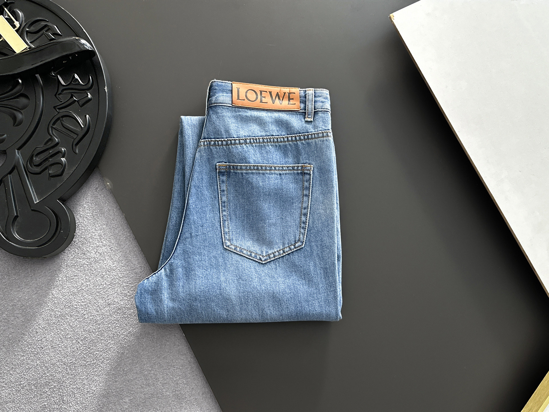 NO:958318,LOEWE Loewe's 2026 new men's jeans. The fabric has good elasticity. Exclusively available on the official website. Fashionable and elegant. Heavy craftsmanship design. Using original color yeast washing process. Selected imported heavy denim denim fabric. Equipped with counter hardware decoration. Genuine leather label. Exquisite stitching. Big brand style. Worth owning. Code number 28-38, shipped next day,,loewe,loewe,jeans,19860909LOEWE罗意威 2026新品男士牛仔裤 面料弹性好.独家发售 官网同步 时尚优雅 重工艺设计.采用原色酵母水洗工艺 精选进口重磅丹宁牛仔面料 配专柜五金装饰 真皮皮牌 精致车线 大牌风范 值得拥有.码数28-38,隔天出货,,loewe,loewe,jeans,,Men's clothing