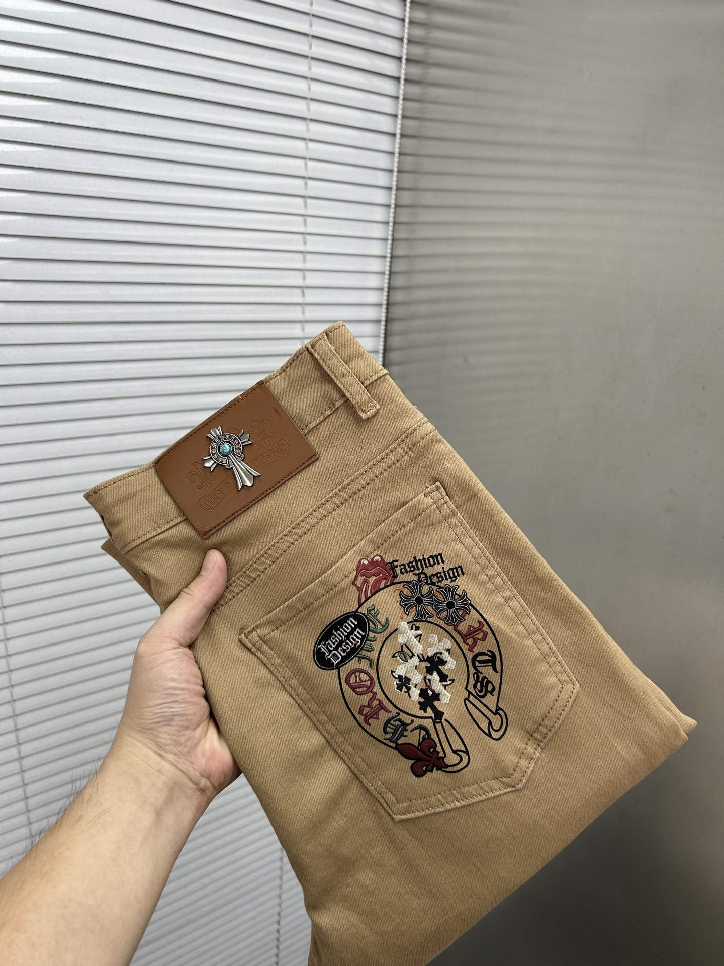 NO:936551,CH Chrome Hearts 2026 new men's jeans. The fabric is very elastic. Exclusively available on the official website. Fashionable and elegant. Heavy craftsmanship design. Uses original color yeast washing process. Selected imported heavyweight denim denim fabric. Equipped with counter hardware decoration. Genuine leather label. Exquisite stitching. Big brand style. Worth owning. Code number 28-38, shipped next day,,chrome hearts,jeans,19860909CH克罗心 2026新品男士牛仔裤 面料弹性好.独家发售 官网同步 时尚优雅 重工艺设计.采用原色酵母水洗工艺 精选进口重磅丹宁牛仔面料 配专柜五金装饰 真皮皮牌 精致车线 大牌风范 值得拥有.码数28-38,隔天出货,,chrome hearts,jeans,,Men's clothing