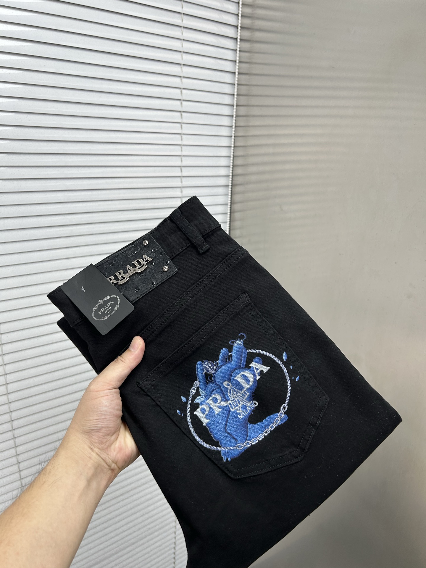 NO:936554,PRADA 2026 new men's jeans. The fabric has good elasticity. Exclusively available on the official website. Fashionable and elegant. Heavy craftsmanship design. Using original color yeast washing process. Selected imported heavyweight denim denim fabric. Equipped with counter hardware decoration. Genuine leather label. Exquisite stitching. Big brand style. Worth owning. Size 28-38, shipped next day, prada, prada, jeans,19860909PRADA普拉达 2026新品男士牛仔裤 面料弹性好.独家发售 官网同步 时尚优雅 重工艺设计.采用原色酵母水洗工艺 精选进口重磅丹宁牛仔面料 配专柜五金装饰 真皮皮牌 精致车线 大牌风范 值得拥有.码数28-38,隔天出货,,prada,prada,jeans,,Men's clothing