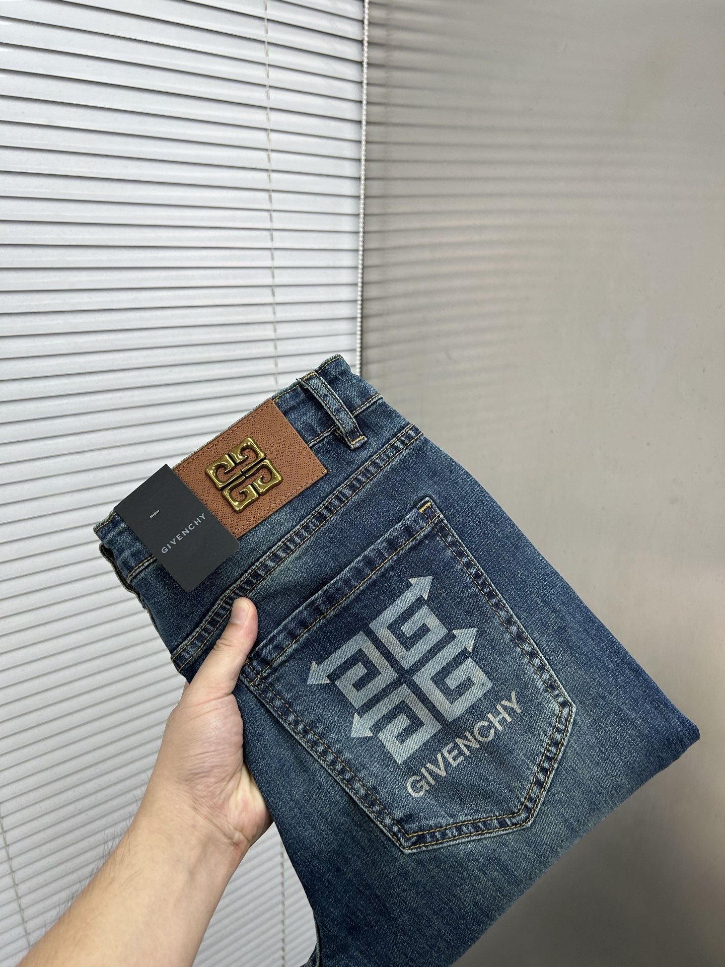 NO:936557,GIVENCHY Givenchy 2026 new men's jeans. The fabric has good elasticity. Exclusively available on the official website. Fashionable and elegant. Heavy craftsmanship design. Using original color yeast washing process. Selected imported heavyweight denim denim fabric. Equipped with counter hardware decoration. Genuine leather label. Exquisite stitching. Big brand style. Worth owning. Size 28-38, shipped next day,,givenchy,givenchy,jeans,19860909GIVENCHY纪梵希 2026新品男士牛仔裤 面料弹性好.独家发售 官网同步 时尚优雅 重工艺设计.采用原色酵母水洗工艺 精选进口重磅丹宁牛仔面料 配专柜五金装饰 真皮皮牌 精致车线 大牌风范 值得拥有.码数28-38,隔天出货,,givenchy,givenchy,jeans,,Men's clothing