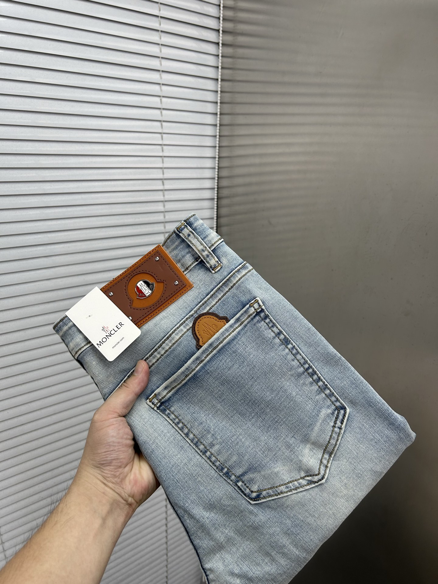 NO:936563,MONCLER 2026 new men's jeans with good elasticity. Exclusively sold on the official website. Fashionable and elegant. Heavy craftsmanship design. Using original color yeast washing process. Selected imported heavy denim denim fabric. Equipped with counter hardware decoration. Genuine leather label. Exquisite stitching. Big brand style. Worth owning. Size 28-38, shipped next day, Moncler, jeans,19860909MONCLER蒙口 2026新品男士牛仔裤 面料弹性好.独家发售 官网同步 时尚优雅 重工艺设计.采用原色酵母水洗工艺 精选进口重磅丹宁牛仔面料 配专柜五金装饰 真皮皮牌 精致车线 大牌风范 值得拥有.码数28-38,隔天出货,,Moncler,jeans,,Men's clothing
