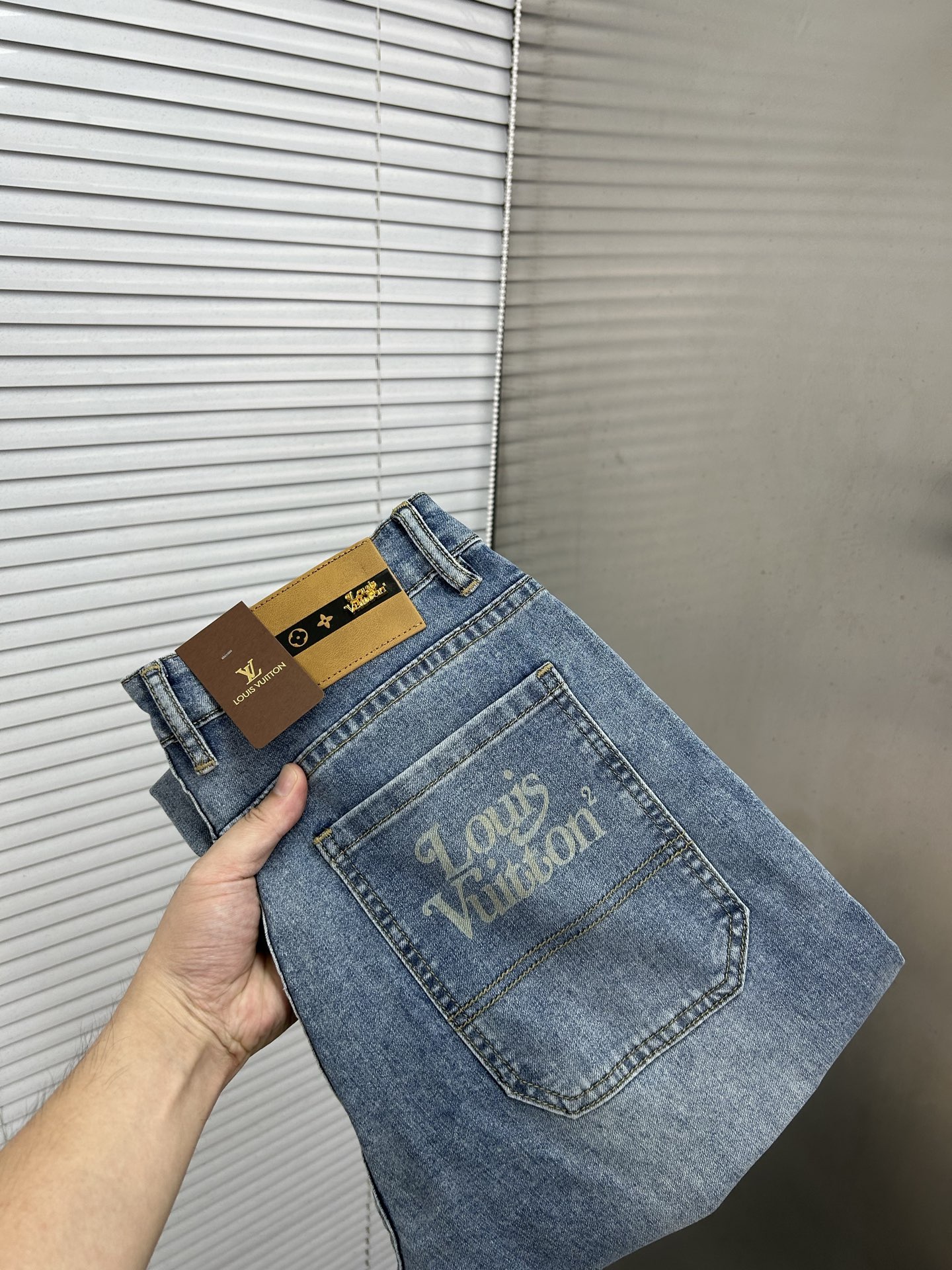 NO:936566,LV Louis Vuitton's 2026 new men's jeans have good fabric elasticity. Exclusively available on the official website. Fashionable and elegant. Heavy craftsmanship design. Using original color yeast washing process. Selected imported heavy denim denim fabric. Equipped with counter hardware decoration. Genuine leather label. Exquisite stitching. Big brand style. Worth owning. Size 28-38, shipped next day,,louis vuitton,louis vuitton,jeans,19860909LV路易威登 2026新品男士牛仔裤 面料弹性好.独家发售 官网同步 时尚优雅 重工艺设计.采用原色酵母水洗工艺 精选进口重磅丹宁牛仔面料 配专柜五金装饰 真皮皮牌 精致车线 大牌风范 值得拥有.码数28-38,隔天出货,,louis vuitton,louis vuitton,jeans,,Men's clothing