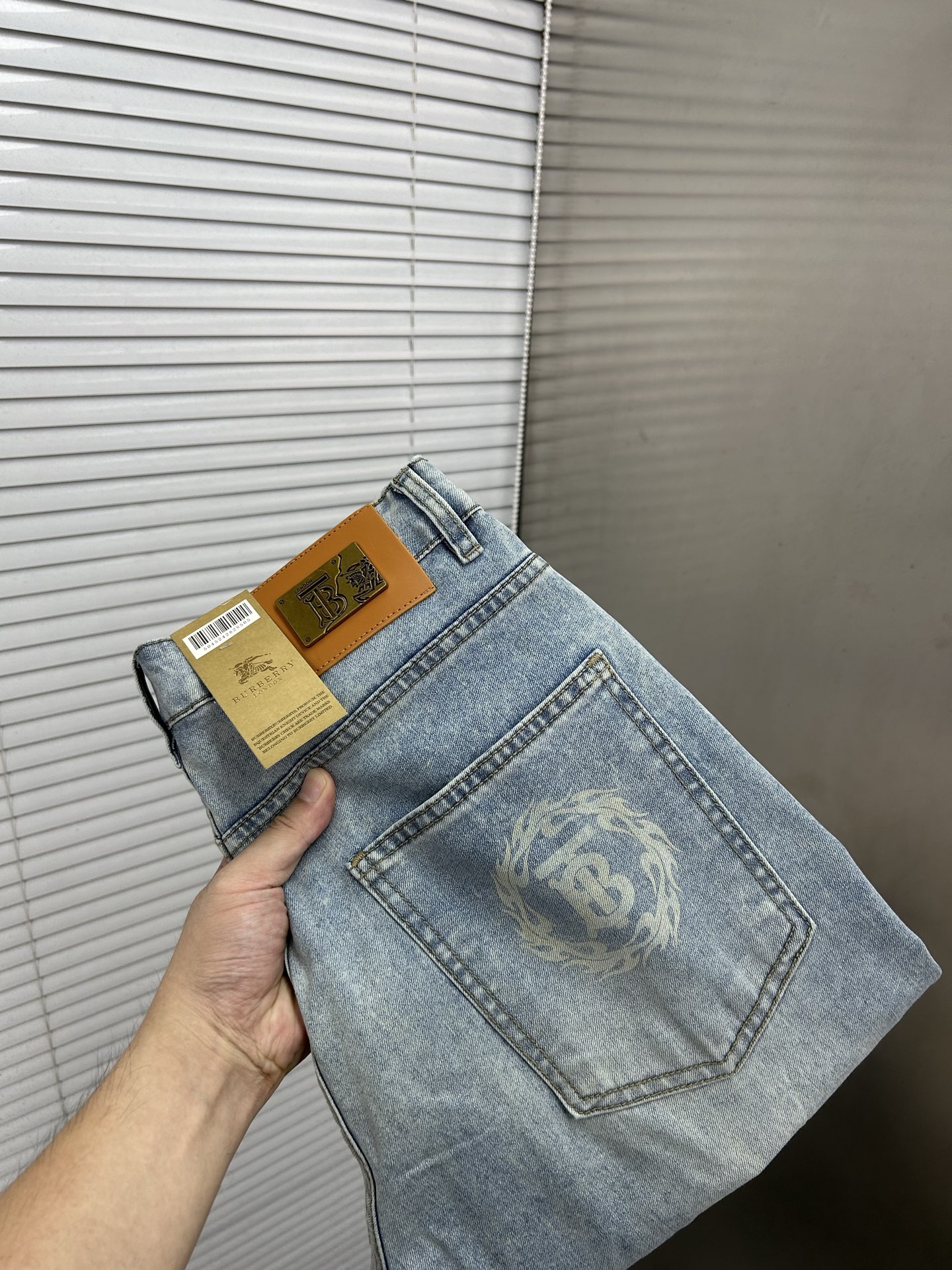 NO:936569,BURBERRY 2026 new men's jeans. The fabric has good elasticity. Exclusively sold on the official website. Fashionable and elegant. Heavy craftsmanship design. Using original color yeast washing process. Selected imported heavy denim denim fabric. Equipped with counter hardware decoration. Genuine leather label. Exquisite stitching. Big brand style. Worth owning. Size 28-38, shipped next day, burberry, burberry, jeans,19860909BURBERRY巴宝莉 2026新品男士牛仔裤 面料弹性好.独家发售 官网同步 时尚优雅 重工艺设计.采用原色酵母水洗工艺 精选进口重磅丹宁牛仔面料 配专柜五金装饰 真皮皮牌 精致车线 大牌风范 值得拥有.码数28-38,隔天出货,,burberry,burberry,jeans,,Men's clothing