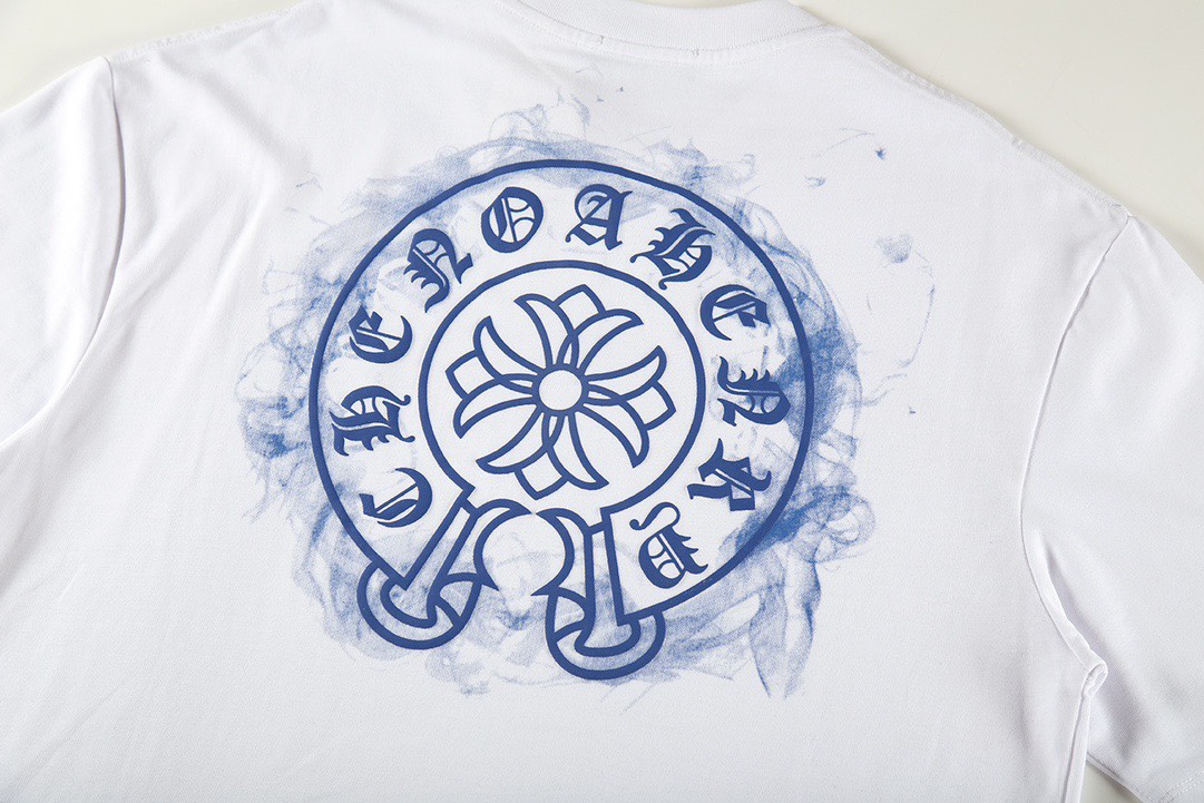 P69💰
克罗心2025ss春夏新款纯棉300克双纱纯棉男女同款短袖
不需要所谓烂大街的华丽文案 主打品质 
- 面料经过高温缩水固色 不变形不缩水不起球
-正确os版型 不省面料 只做穿上有坠感效果的高质量产品 最大可穿220斤
-26支280g紧密纯棉双纱面料 不是滑溜溜一碰就碎的低级的手感
-配300g双纱1×1紧密高克重螺纹 螺纹有宽度 美式小圆领正确大牌领口 
-吊牌 领标 水洗包装 三标齐全 放心下单 超强品质
码数 S M  L XL 
颜色黑色 白色