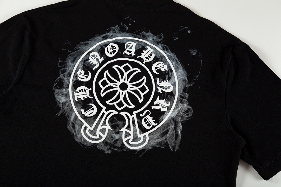 P69💰
克罗心2025ss春夏新款纯棉300克双纱纯棉男女同款短袖
不需要所谓烂大街的华丽文案 主打品质 
- 面料经过高温缩水固色 不变形不缩水不起球
-正确os版型 不省面料 只做穿上有坠感效果的高质量产品 最大可穿220斤
-26支280g紧密纯棉双纱面料 不是滑溜溜一碰就碎的低级的手感
-配300g双纱1×1紧密高克重螺纹 螺纹有宽度 美式小圆领正确大牌领口 
-吊牌 领标 水洗包装 三标齐全 放心下单 超强品质
码数 S M  L XL 
颜色黑色 白色