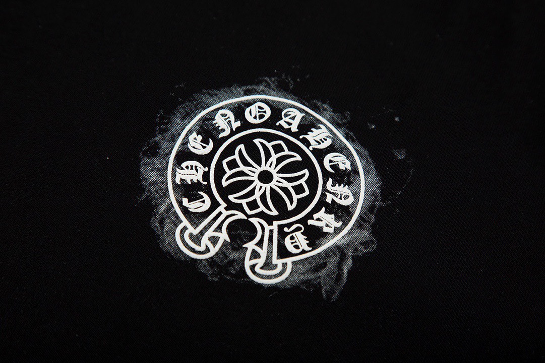 P69💰
克罗心2025ss春夏新款纯棉300克双纱纯棉男女同款短袖
不需要所谓烂大街的华丽文案 主打品质 
- 面料经过高温缩水固色 不变形不缩水不起球
-正确os版型 不省面料 只做穿上有坠感效果的高质量产品 最大可穿220斤
-26支280g紧密纯棉双纱面料 不是滑溜溜一碰就碎的低级的手感
-配300g双纱1×1紧密高克重螺纹 螺纹有宽度 美式小圆领正确大牌领口 
-吊牌 领标 水洗包装 三标齐全 放心下单 超强品质
码数 S M  L XL 
颜色黑色 白色