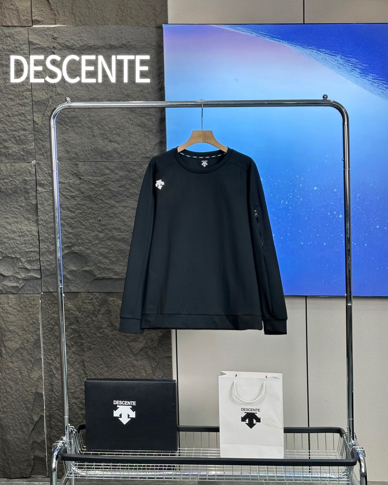 💰230
DESCENTE/迪桑特秋季新款高克重三色口袋卫衣长袖
迪家最新柜款 面料也是今年刚出的最新款300克高弹100的聚酯纤维 自带棉柔感
克重高 挺阔有型卫衣 保暖舒适 品质好 走线做工好 袖子有拉链口袋装饰 袖口下摆带有8厘米本布收口 防风 活动方便
四面高弹 延展性好 关键不起球 耐穿耐洗 ,久穿不变形
垂感好,简单高级 ,宽松版型收下摆围 修饰身材
色调高级显年轻 不分年龄段 喜欢简约的 闭眼入
颜色:黑色 夜兰 秋黄
尺码:M-3XL
M码
肩宽45.5 胸围110衣长67袖长61建议体重100-120斤
L码
肩宽47胸围114衣长69袖长62 建议体重 120-140斤
XL码
肩宽48胸围118衣长71袖长63.5建议体重140-160斤
2XL码
肩宽49.5胸围122衣长73袖长65建议体重160-180斤
3XL码
肩宽51胸围126衣长75袖长66建议体重180-200斤