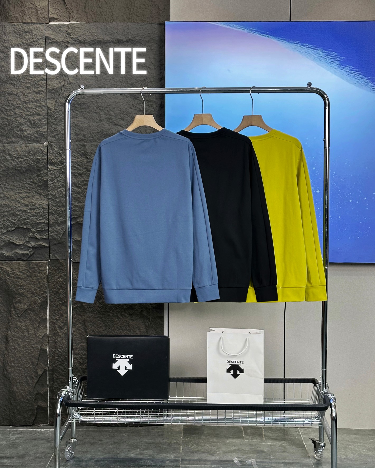 💰230
DESCENTE/迪桑特秋季新款高克重三色口袋卫衣长袖
迪家最新柜款 面料也是今年刚出的最新款300克高弹100的聚酯纤维 自带棉柔感
克重高 挺阔有型卫衣 保暖舒适 品质好 走线做工好 袖子有拉链口袋装饰 袖口下摆带有8厘米本布收口 防风 活动方便
四面高弹 延展性好 关键不起球 耐穿耐洗 ,久穿不变形
垂感好,简单高级 ,宽松版型收下摆围 修饰身材
色调高级显年轻 不分年龄段 喜欢简约的 闭眼入
颜色:黑色 夜兰 秋黄
尺码:M-3XL
M码
肩宽45.5 胸围110衣长67袖长61建议体重100-120斤
L码
肩宽47胸围114衣长69袖长62 建议体重 120-140斤
XL码
肩宽48胸围118衣长71袖长63.5建议体重140-160斤
2XL码
肩宽49.5胸围122衣长73袖长65建议体重160-180斤
3XL码
肩宽51胸围126衣长75袖长66建议体重180-200斤